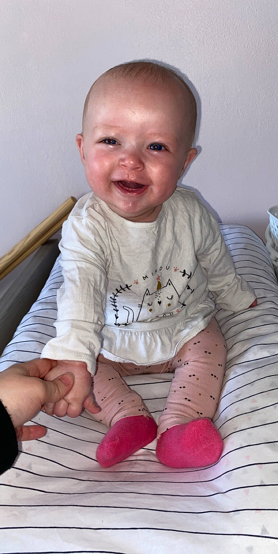 Maïly participe au concours pour gagner de l'argent avec cette photo : baby, baby_toddler_clothing, cheek, child, face, finger, head, joy, mouth, nose, person, pink, play, sitting, skin, smile, toddler