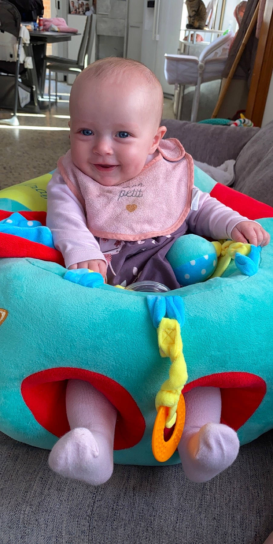 Maïly participe au concours pour gagner de l'argent avec cette photo : baby, baby_playing_with_toys, baby_products, baby_toys, child, joy, person, play, product, sitting, toddler, toy