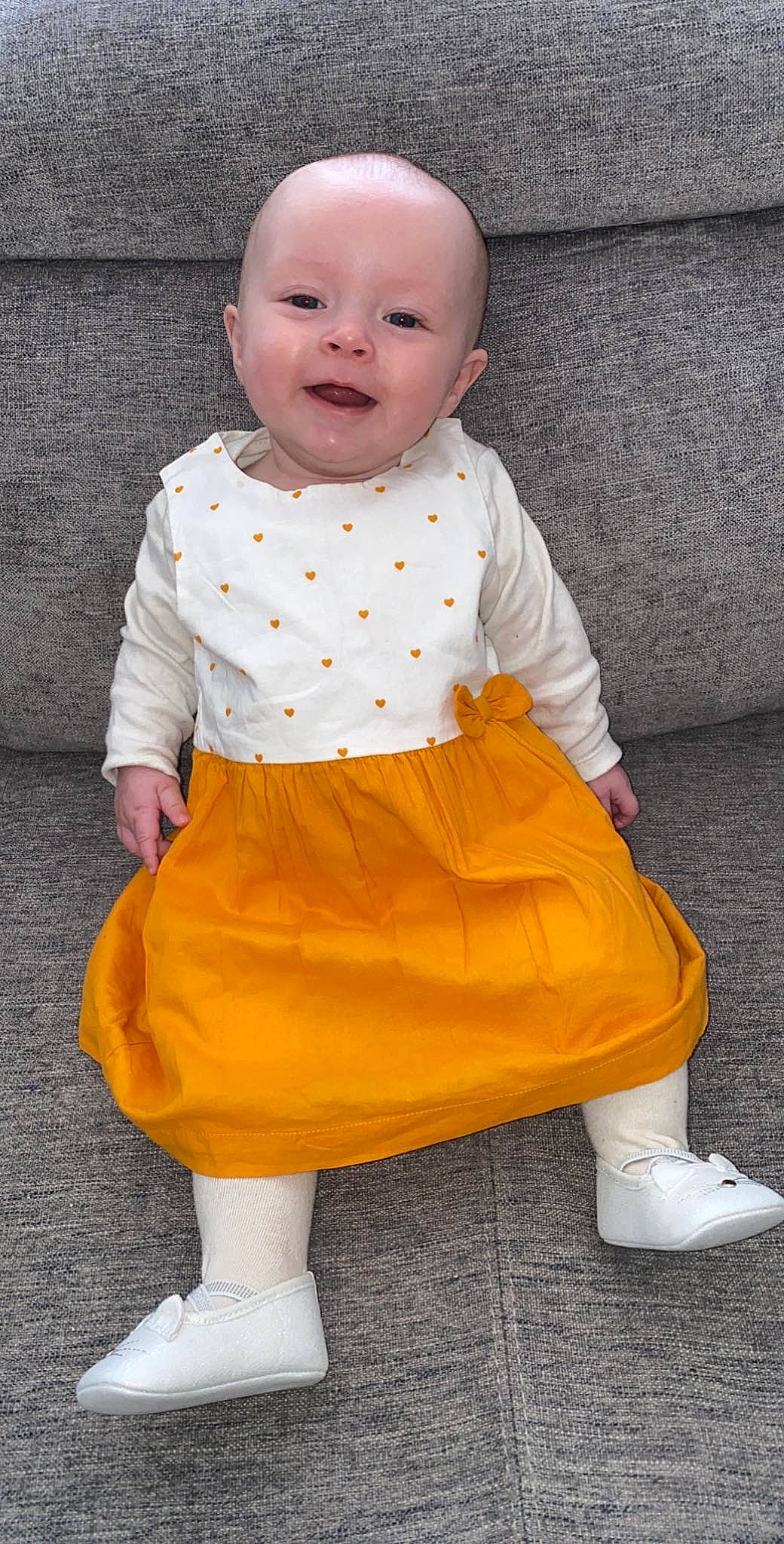 Maïly a rejoint le concours — aidez-le/la à gagner de superbes lots ! baby, baby_toddler_clothing, child, clothing, dress, orange, pattern, person, sleeve, toddler, yellow