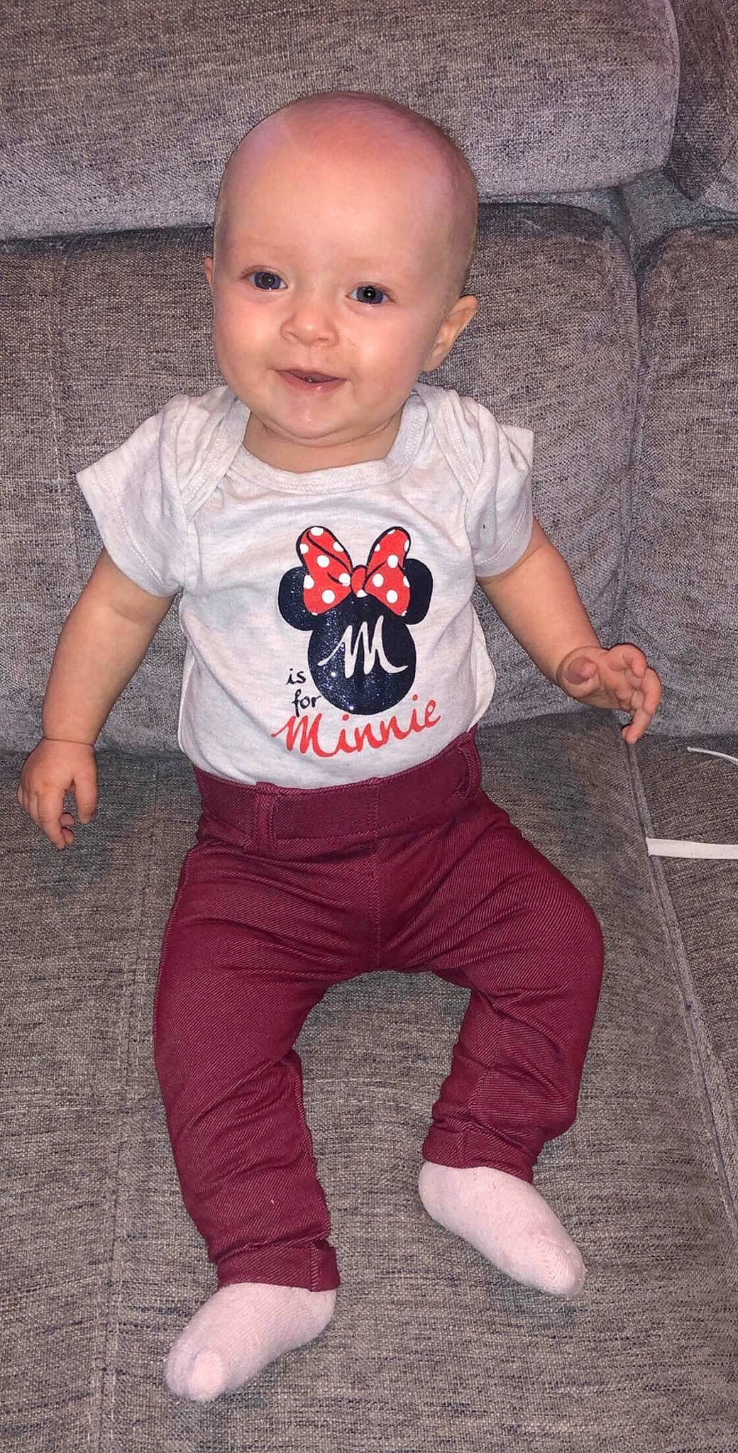 Maïly participe au concours pour gagner de l'argent avec cette photo : baby, baby_products, baby_toddler_clothing, child, jeans, joy, person, pink, product, red, sleeve, t_shirt, toddler