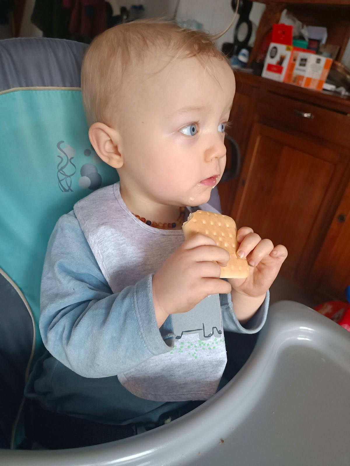 Ayden a rejoint le concours — aidez-le/la à gagner de superbes lots ! baby, baby_food, baby_toddler_clothing, chair, child, comfort_food, cuisine, dish, drinkware, finger, food, food_craving, fun, ingredient, nail, person, product, sitting, tableware, thumb