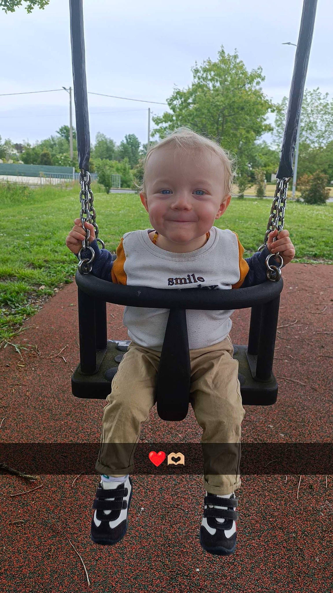 Ayden a rejoint le concours — aidez-le/la à gagner de superbes lots ! baby, baby_toddler_clothing, black, facial_expression, fun, grass, happy, joy, person, plant, playground, product, recreation, sky, sleeve, smile, standing, summer, swing, toddler