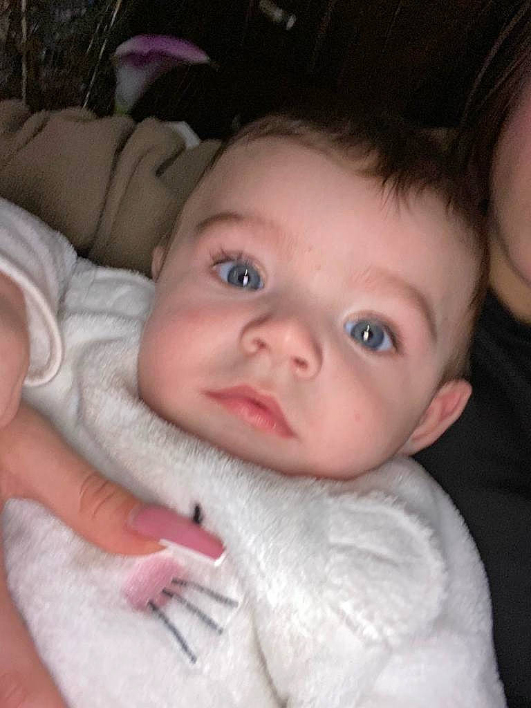 Nae Jankovic a rejoint le concours — aidez-le/la à gagner de superbes lots ! baby, cheek, chin, ear, eye, eyebrow, eyelash, facial_expression, finger, flash_photography, forehead, gesture, hair, hand, iris, lip, mouth, nose, organ, person