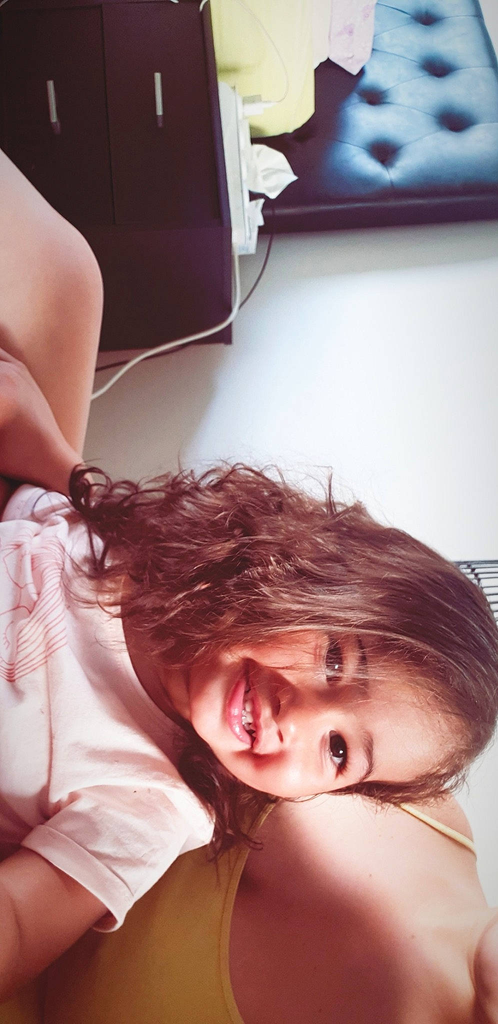 Soraya participe au concours pour gagner de l'argent avec cette photo : beauty, black_hair, brown_hair, face, forehead, gesture, hair, hairstyle, hand, head, jaw, joy, leg, lip, long_hair, mouth, neck, person, photography, selfie