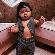 Toskane a rejoint le concours — aidez-le/la à gagner de superbes lots ! baby, child, infant, standing, clothing, vest, pants, hat, leather, indoor, carpet, bench, cushion, floor, person, cute, portrait, young, expression, fashion