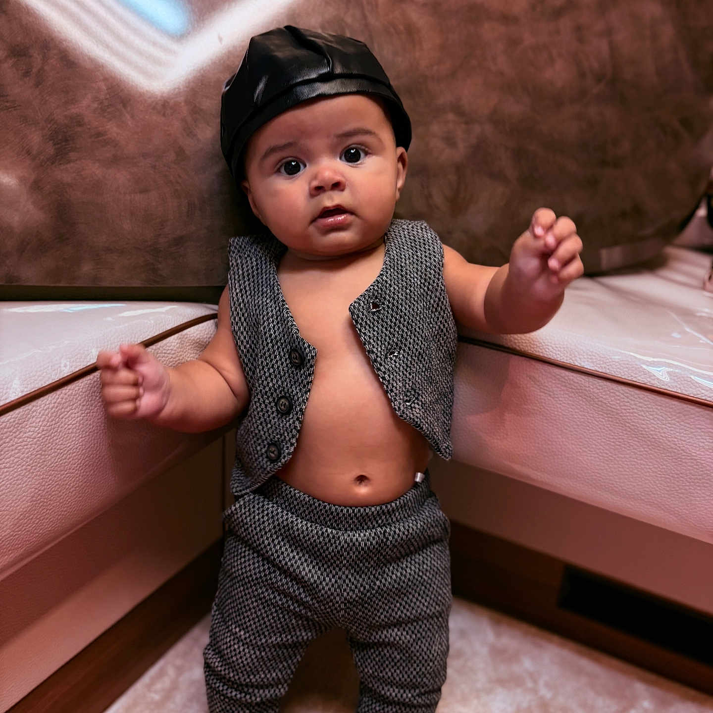 Toskane a rejoint le concours — aidez-le/la à gagner de superbes lots ! baby, bench, carpet, child, clothing, cushion, cute, expression, fashion, floor, hat, indoor, infant, leather, pants, person, portrait, standing, vest, young