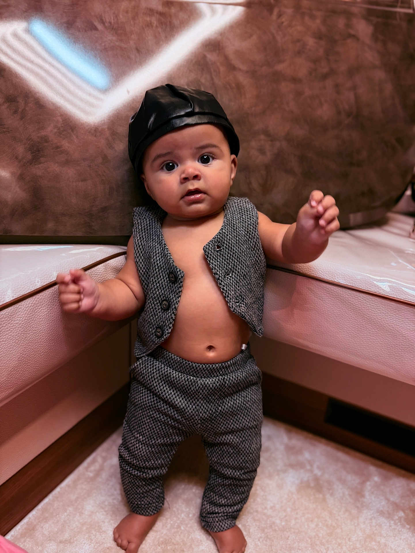 Toskane a rejoint le concours — aidez-le/la à gagner de superbes lots ! baby, child, infant, standing, clothing, vest, pants, hat, leather, indoor, carpet, bench, cushion, floor, person, cute, portrait, young, expression, fashion