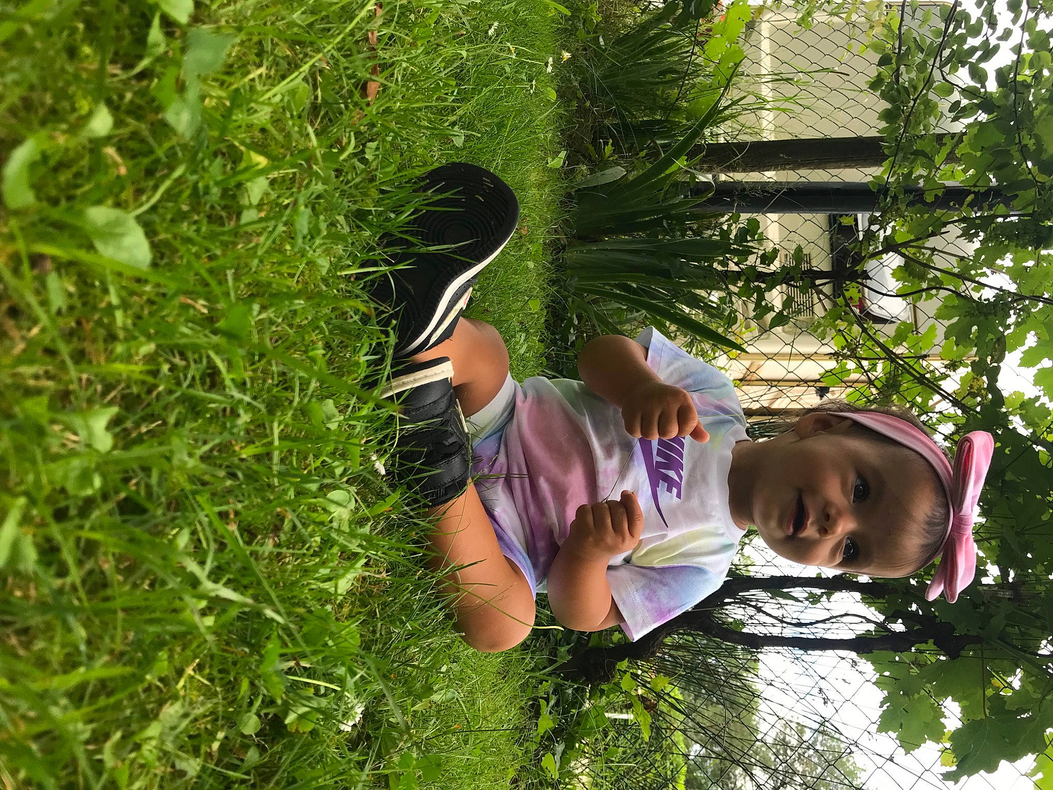 Zya a rejoint le concours — aidez-le/la à gagner de superbes lots ! elbow, fun, grass, grass_family, grassland, groundcover, happy, herb, human_leg, leisure, people_in_nature, person, plant, shorts, shrub, smile, t_shirt, terrestrial_plant, thigh, toddler