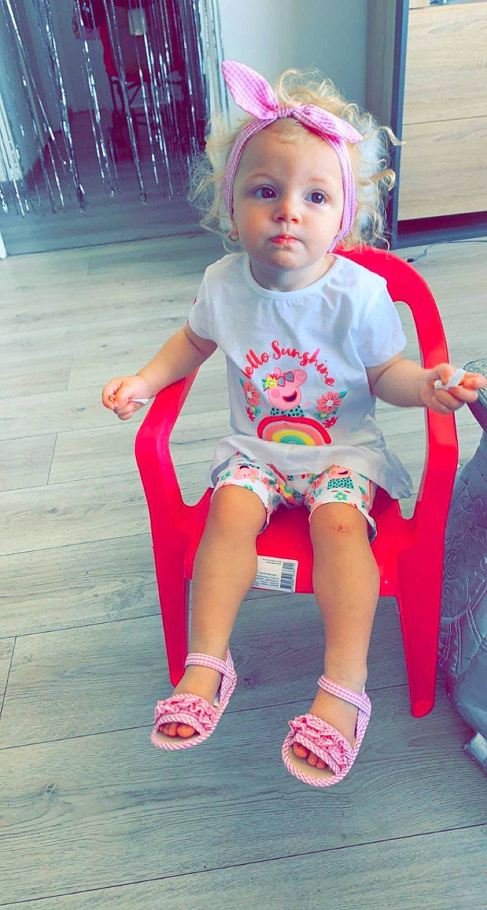 Athénays participe au concours pour gagner de l'argent avec cette photo : baby, baby_toddler_clothing, beauty, child, electric_blue, foot, fun, happy, human_leg, leisure, magenta, pattern, person, pink, purple, sandal, shorts, sitting, t_shirt, thigh