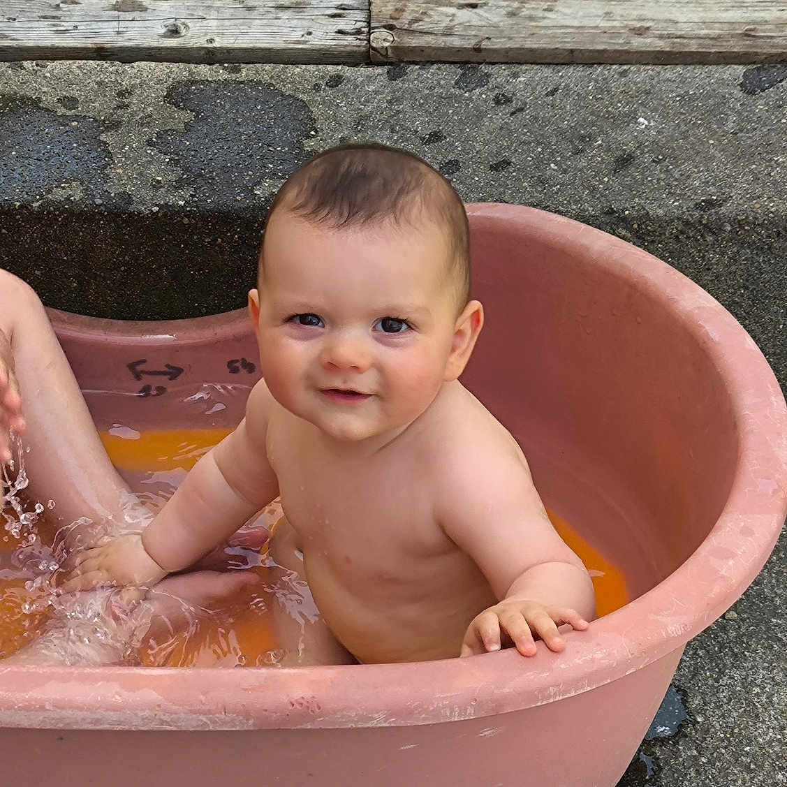 Jules participe au concours pour gagner de l'argent avec cette photo : baby, barefoot, bath_time, child, concrete, cute, fun, happy, infant, outdoor, pebbles, pink_tub, playful, sitting, skin, smiling, splashing, summer, tub, water