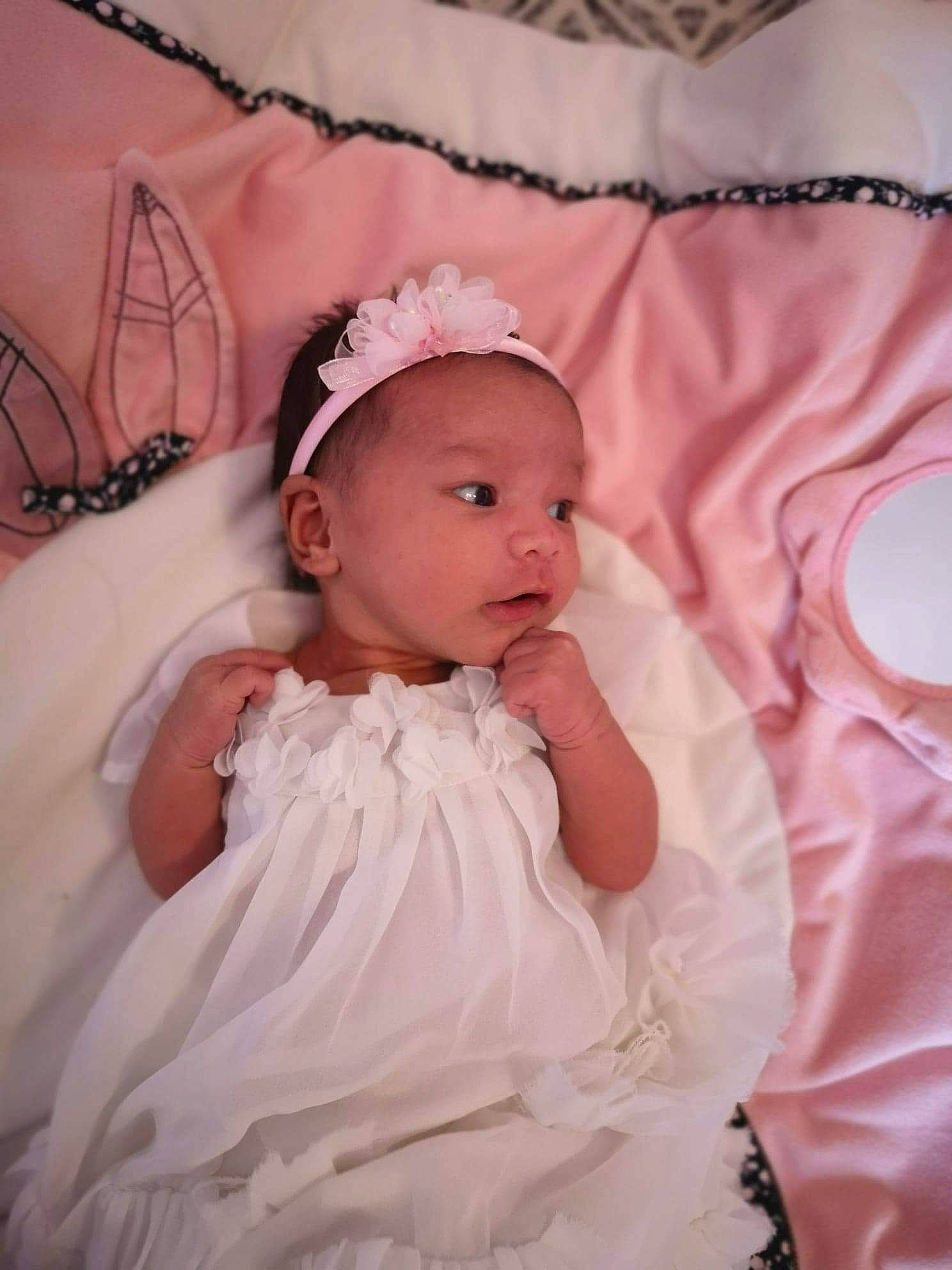 Nila a rejoint le concours — aidez-le/la à gagner de superbes lots ! baby, child, dress, fashion_accessory, hair_accessory, headgear, headpiece, person, pink, product, skin, textile, toddler