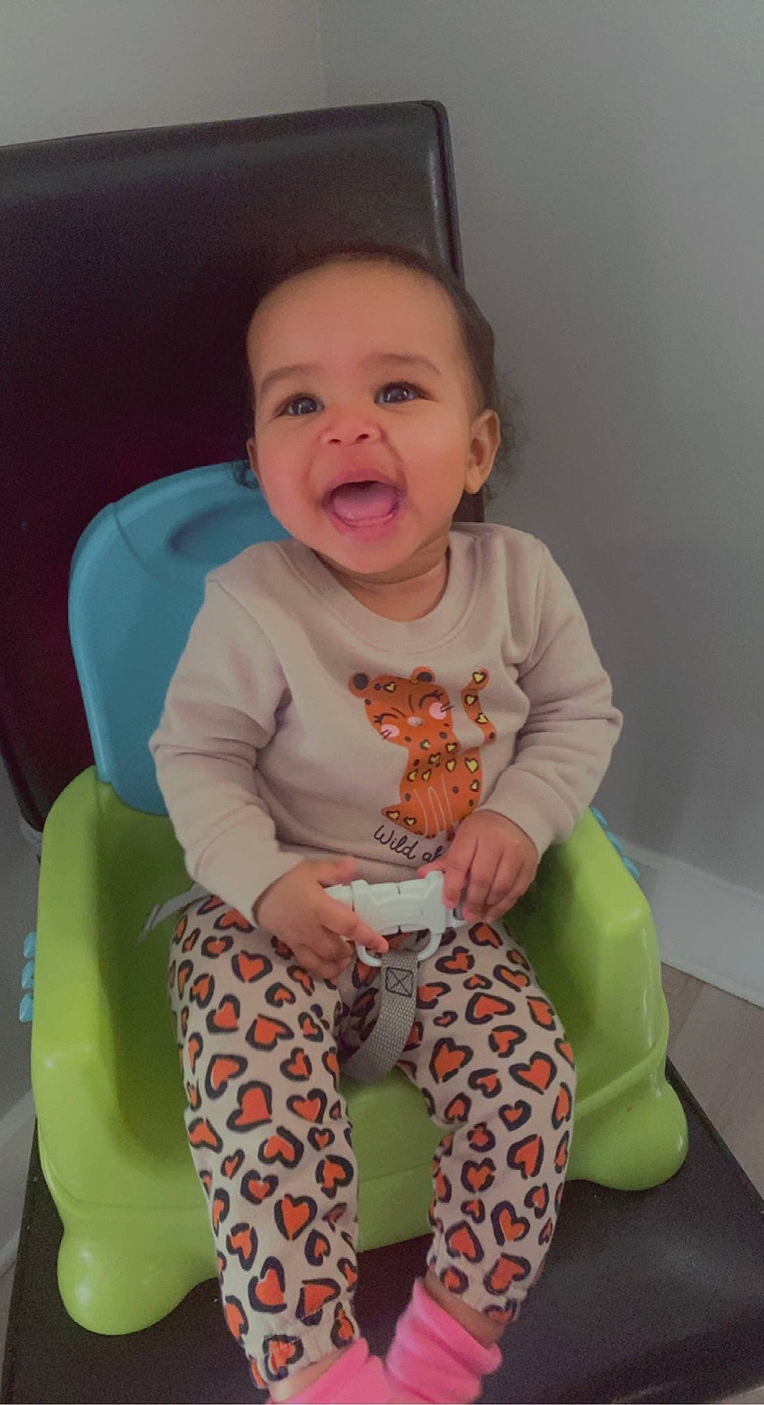 Emilia is registered to the contest to win money with this photo: baby, baby_toddler_clothing, chair, cheek, child, comfort, eye, face, hairstyle, happy, head, iris, people, person, pink, product, sitting, skin, sleeve, smile