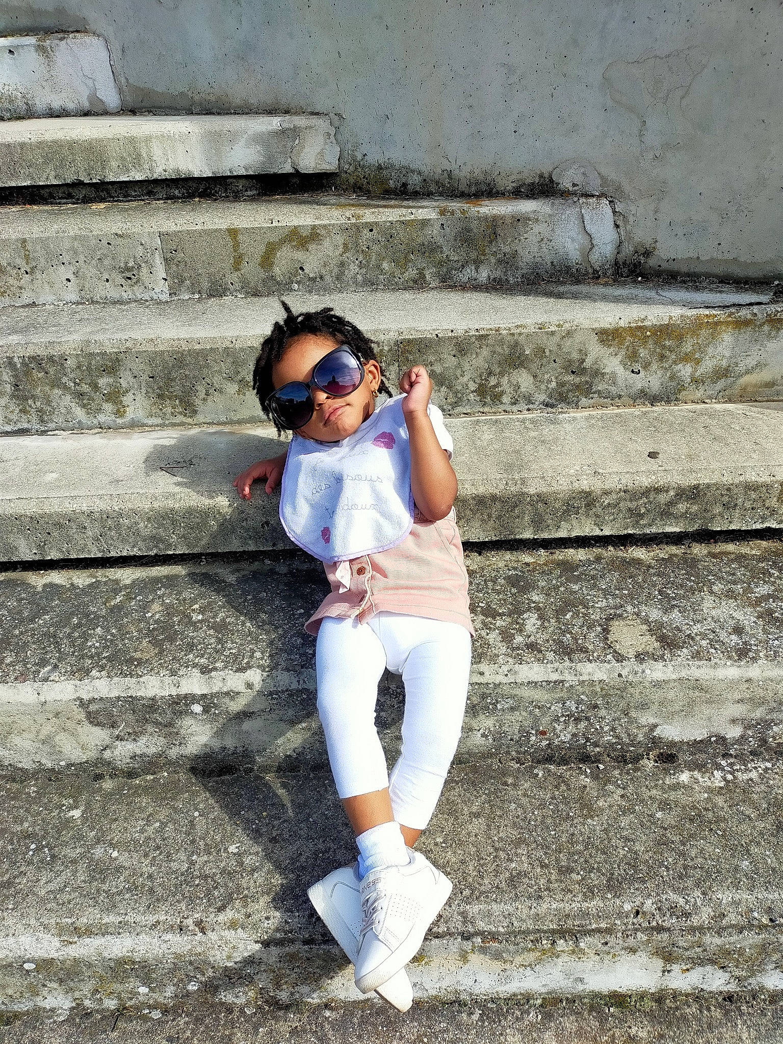 Kensilya a rejoint le concours — aidez-le/la à gagner de superbes lots ! asphalt, brick, denim, electric_blue, eyewear, flash_photography, glasses, goggles, happy, human_leg, knee, person, sportswear, street_fashion, sunglasses, t_shirt, thigh, vision_care, waist, wall