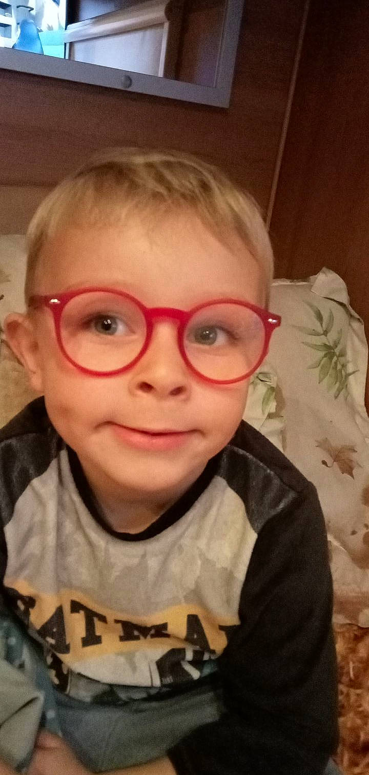 Sheldon participe au concours pour gagner de l'argent avec cette photo : cheek, chin, cool, eyebrow, eyelash, eyewear, face, forehead, goggles, headgear, jaw, lip, mouth, neck, nose, person, skin, sleeve, smile, toddler