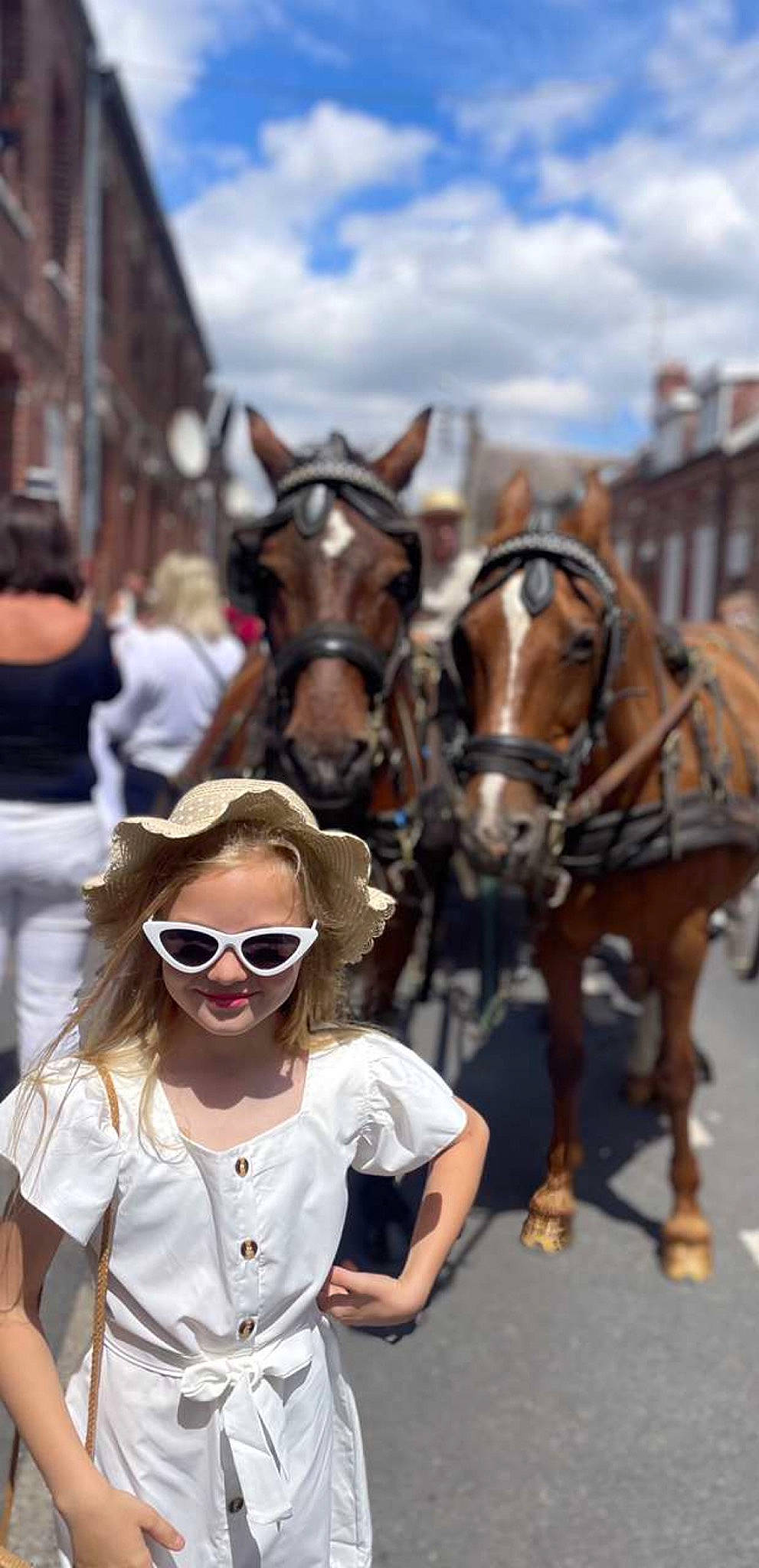 Shayna a rejoint le concours — aidez-le/la à gagner de superbes lots ! bit, bridle, carriage, eyewear, glasses, goggles, horse, horse_and_buggy, horse_supplies, horse_tack, joy, mammal, pack_animal, person, photograph, sky, snout, sunglasses, vertebrate, vision_care
