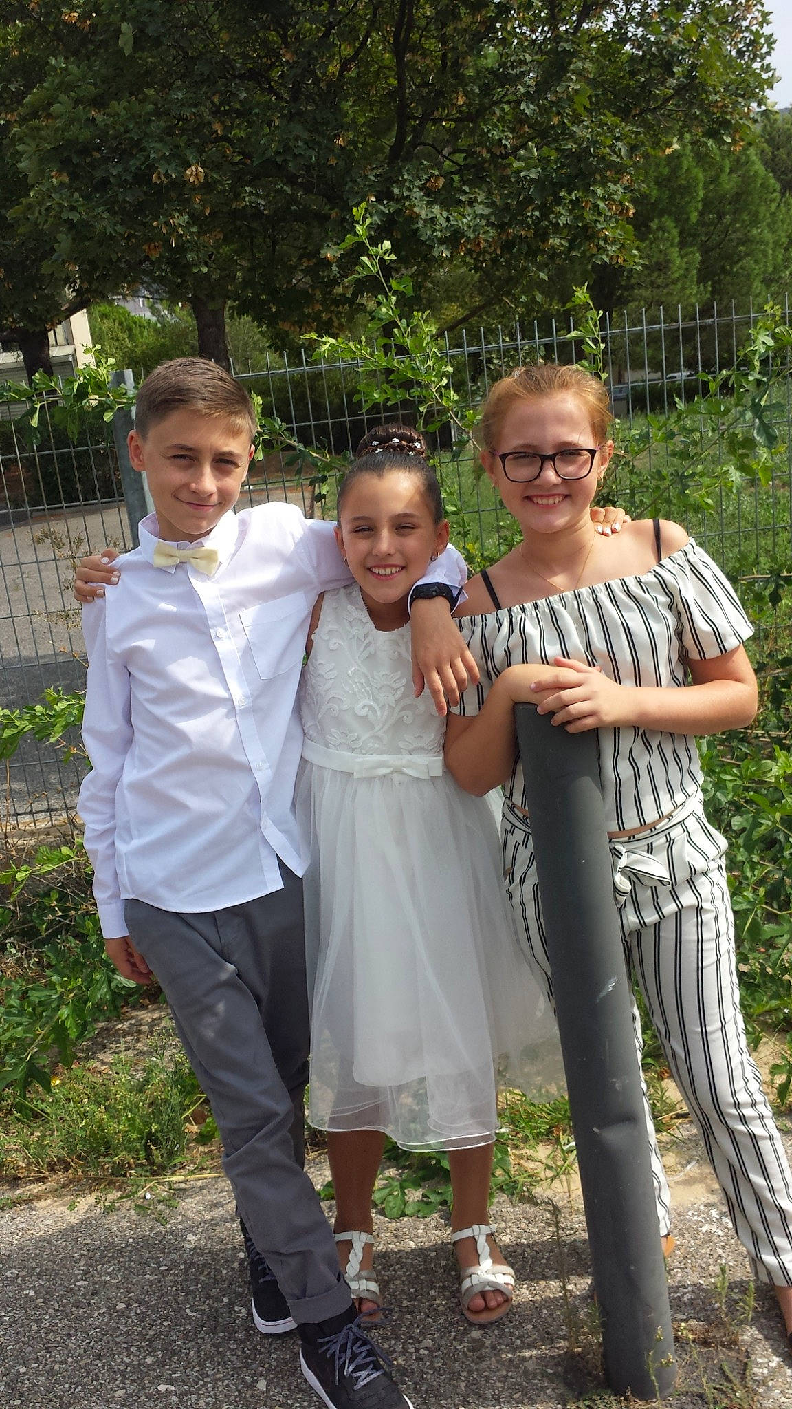 Léna a rejoint le concours — aidez-le/la à gagner de superbes lots ! child, family, father, joy, people, person, smile, tree