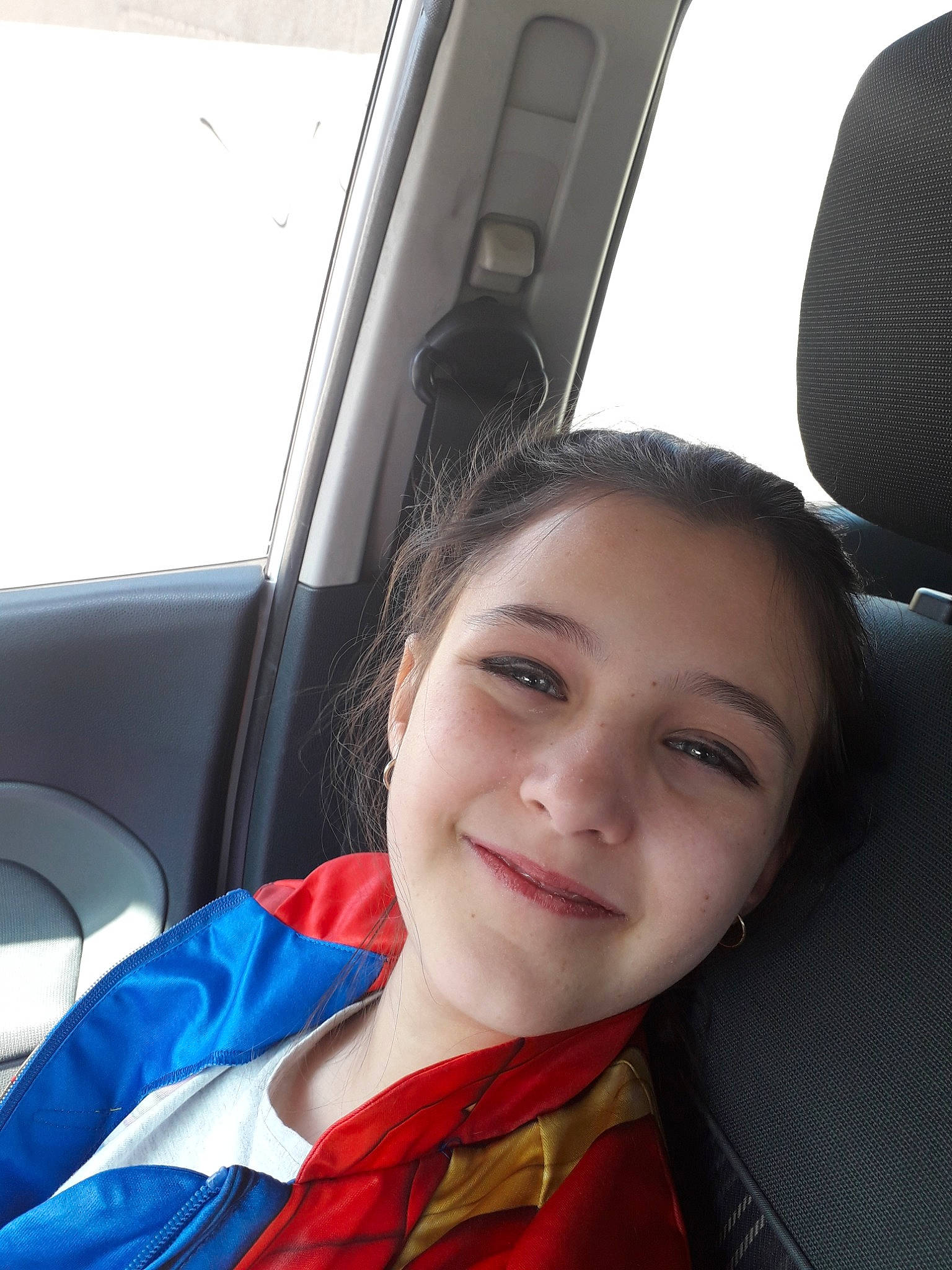 Léna participe au concours pour gagner de l'argent avec cette photo : auto_part, black_hair, car, car_seat, driving, face, family_car, head, lip, long_hair, nose, passenger, person, photography, seat_belt, selfie, smile, steering_wheel, vacation, vehicle