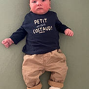 Nino a rejoint le concours — aidez-le/la à gagner de superbes lots ! baby, infant, child, clothing, shirt, pants, shoes, sneakers, lying_down, green_background, face, hands, feet, casual_wear, expressionless, indoor, portrait, young_child, cute, small