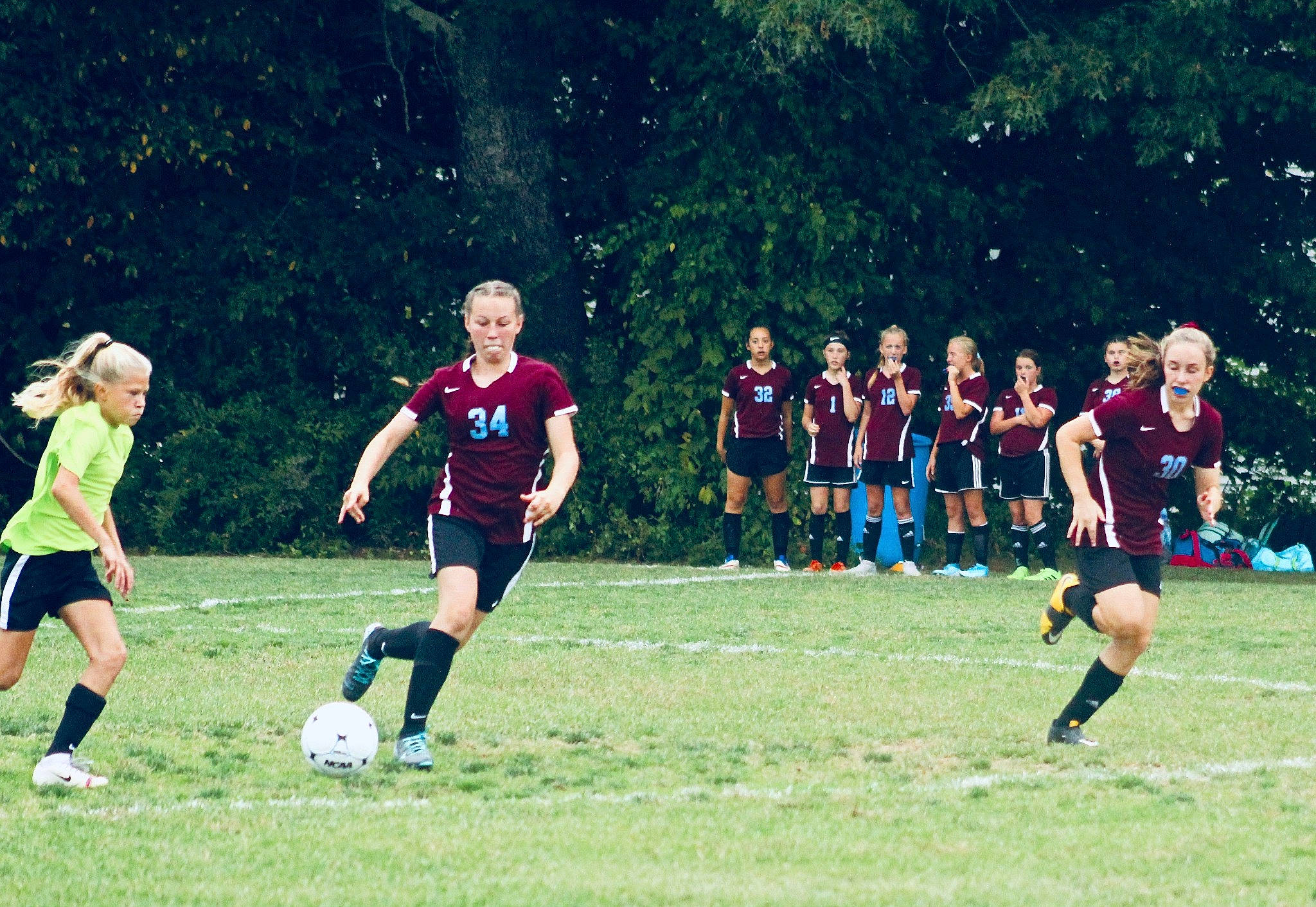 Juliana G is registered to the contest to win money with this photo: ball, ball_game, championship, competition_event, football, football_player, grass, headwear, ladies_gaelic_football, person, play, player, soccer, soccer_player, sports, sports_equipment, sports_training, team, team_sport, tournament