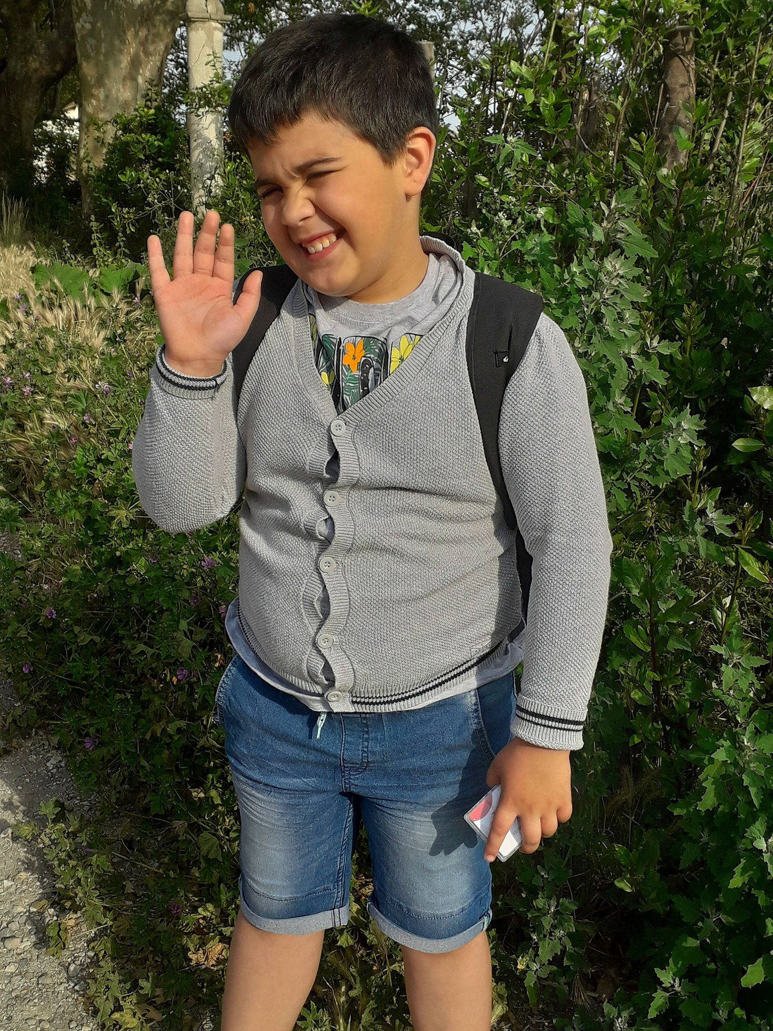 Joao participe au concours pour gagner de l'argent avec cette photo : child, child_model, cool, denim, finger, fun, gesture, grass, jacket, jeans, joy, male, outerwear, person, plant, shorts, sleeve, smile, sweater, t_shirt