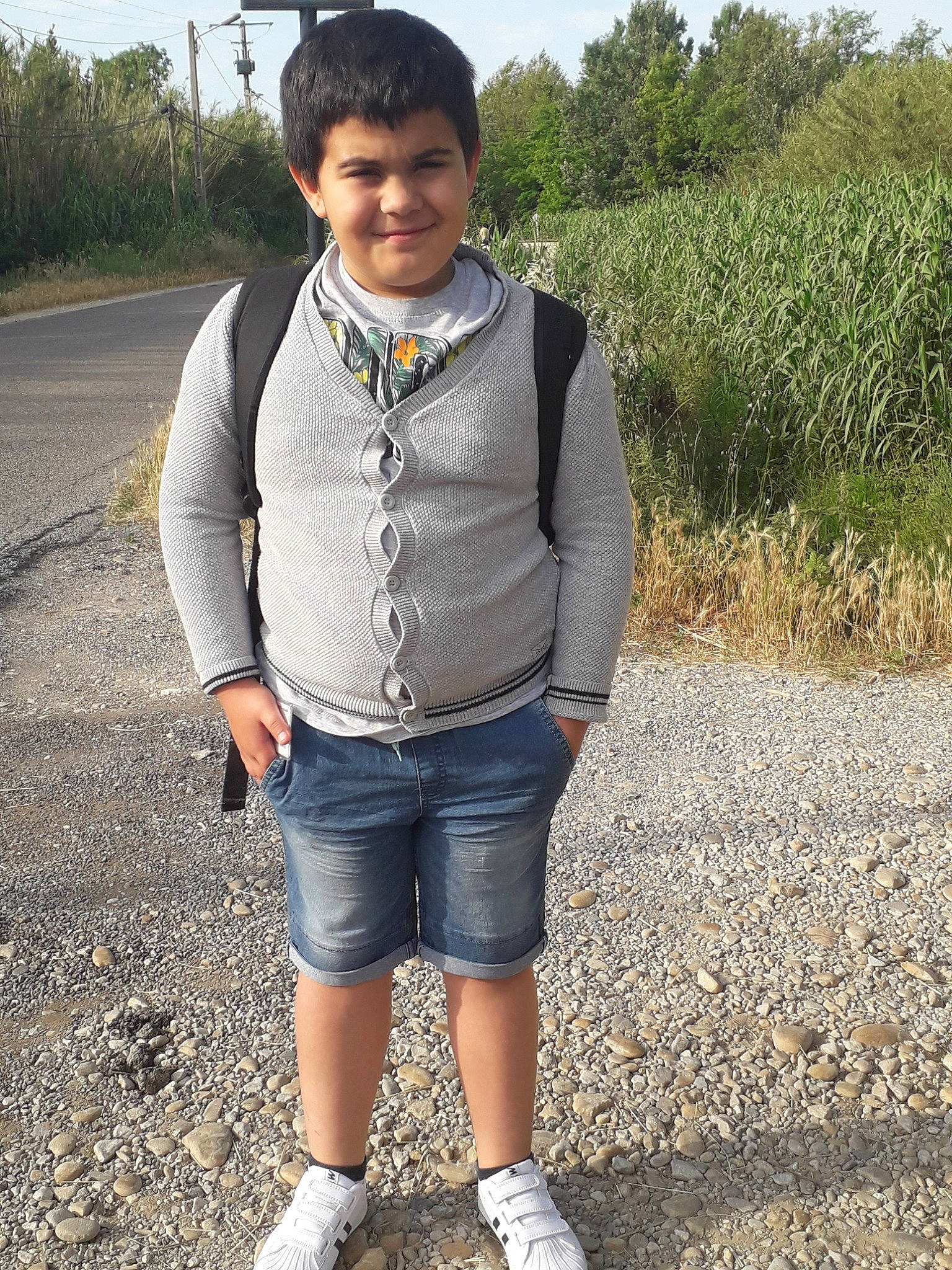 Joao a rejoint le concours — aidez-le/la à gagner de superbes lots ! child, child_model, cool, denim, fashion, footwear, jacket, jeans, joy, male, outerwear, person, plant, shoe, shorts, smile, sweater, sweater_vest, t_shirt, toddler