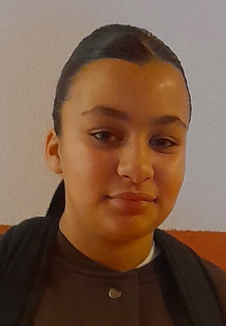 Soumiya a rejoint le concours — aidez-le/la à gagner de superbes lots ! black_hair, buzz_cut, caesar_cut, cheek, chin, crew_cut, croydon_facelift, ear, eyebrow, eyelash, flash_photography, forehead, jaw, neck, no_expression, nose, person, portrait, portrait_photography, t_shirt