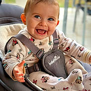 Alix a rejoint le concours — aidez-le/la à gagner de superbes lots ! baby, baby_rocker, child, clothing, comfort, cute, expression, face, footwear, hands, happy, indoor, infant, onesie, person, playful, seat, smile, straps, young_child