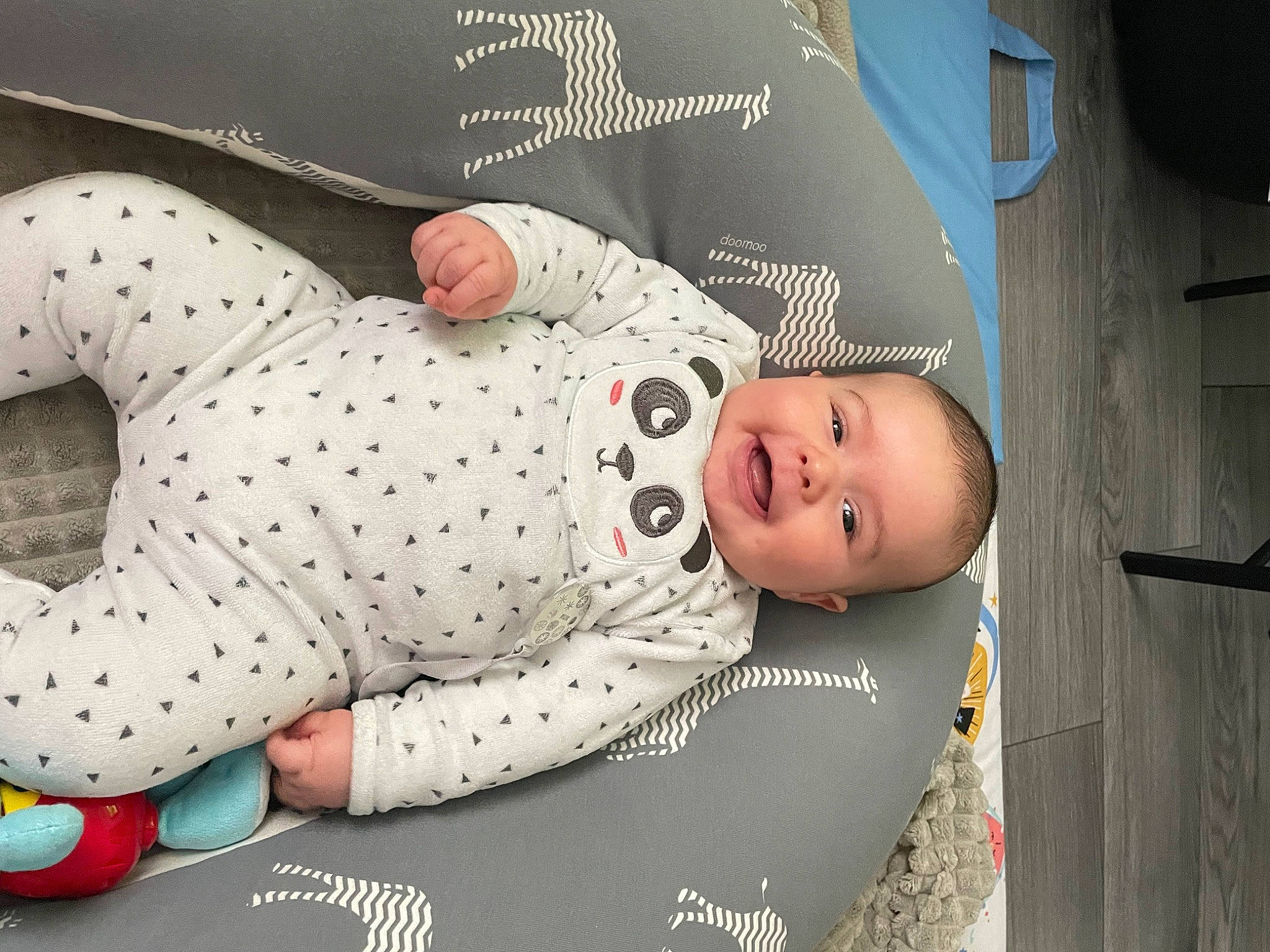 Nino participe au concours pour gagner de l'argent avec cette photo : baby, baby_products, baby_safety, baby_toddler_clothing, carmine, child, comfort, fun, happy, linens, pattern, person, polka_dot, room, sitting, sleeve, smile, toddler