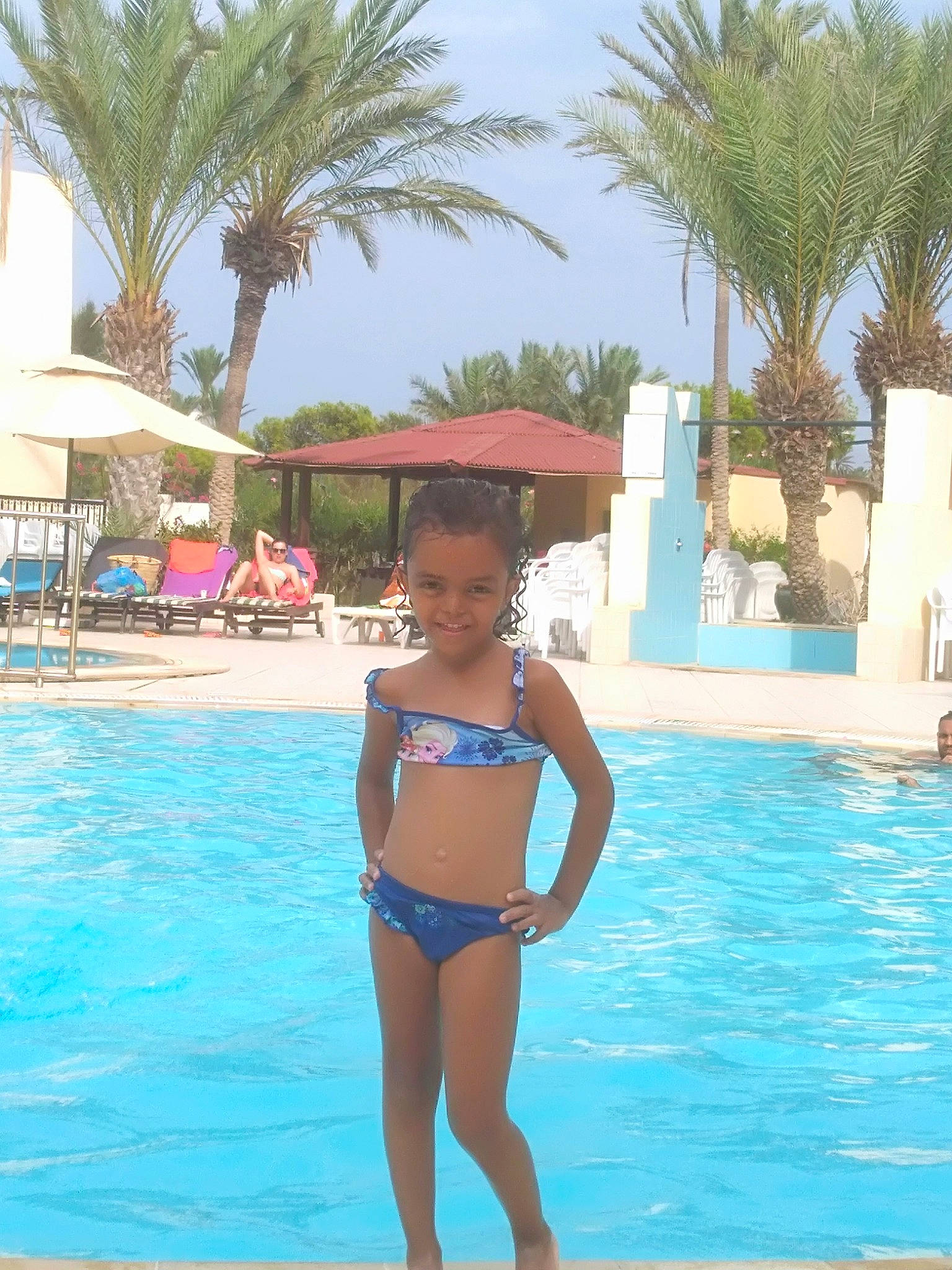 Djena a rejoint le concours — aidez-le/la à gagner de superbes lots ! bikini, clothing, fun, joy, leg, leisure, palm_tree, person, recreation, resort, spring_break, summer, swimming_pool, swimwear, tree, undergarment, vacation