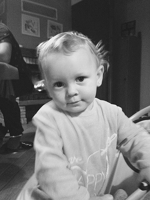 Lola participe au concours pour gagner de l'argent avec cette photo : baby, black, black_and_white, cheek, child, eye, face, facial_expression, hair, hairstyle, head, monochrome, monochrome_photography, people, person, photograph, skin, smile, snapshot, toddler