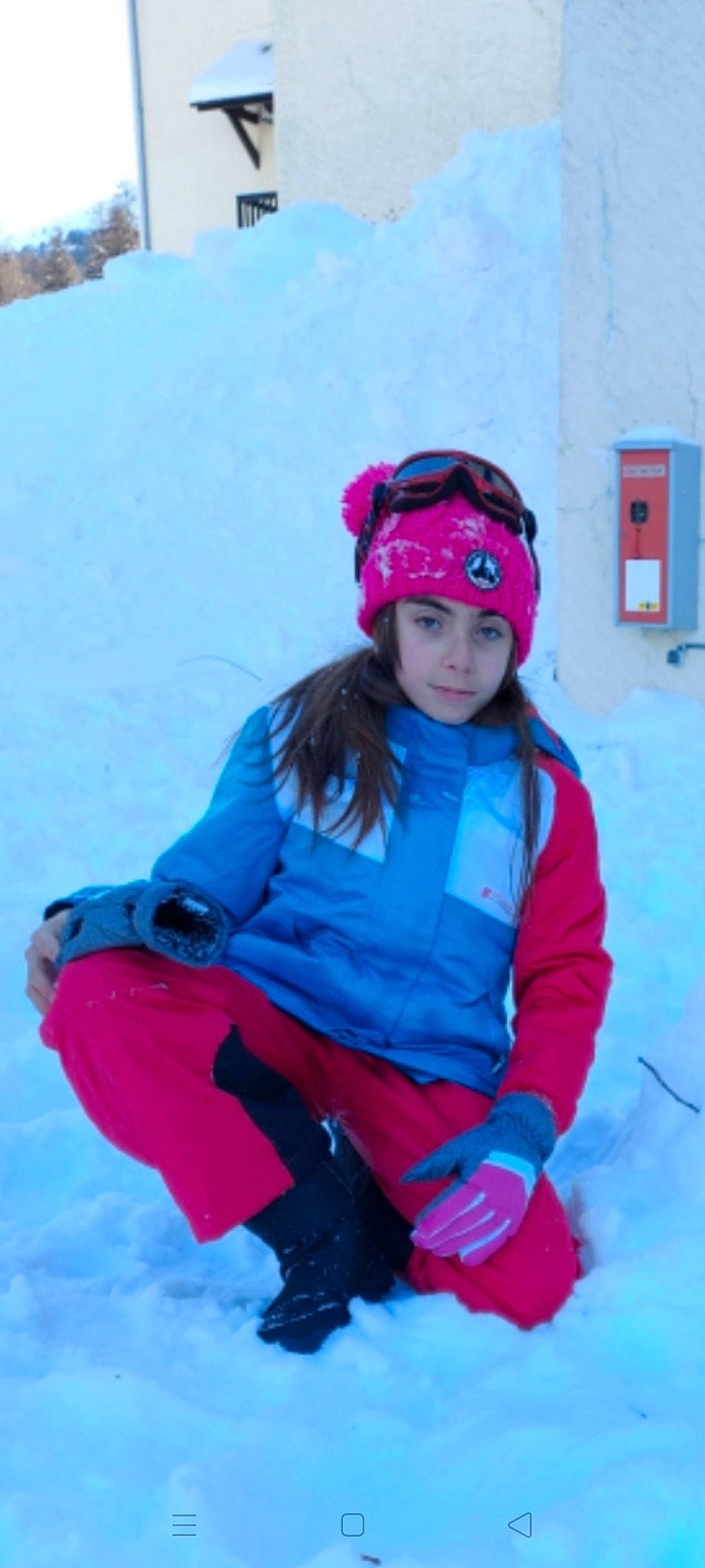 Julie participe au concours pour gagner de l'argent avec cette photo : cap, electric_blue, freezing, fun, geological_phenomenon, glove, headgear, headwear, ice_cap, leisure, magenta, person, personal_protective_equipment, pink, purple, recreation, sledding, slope, snow, toddler
