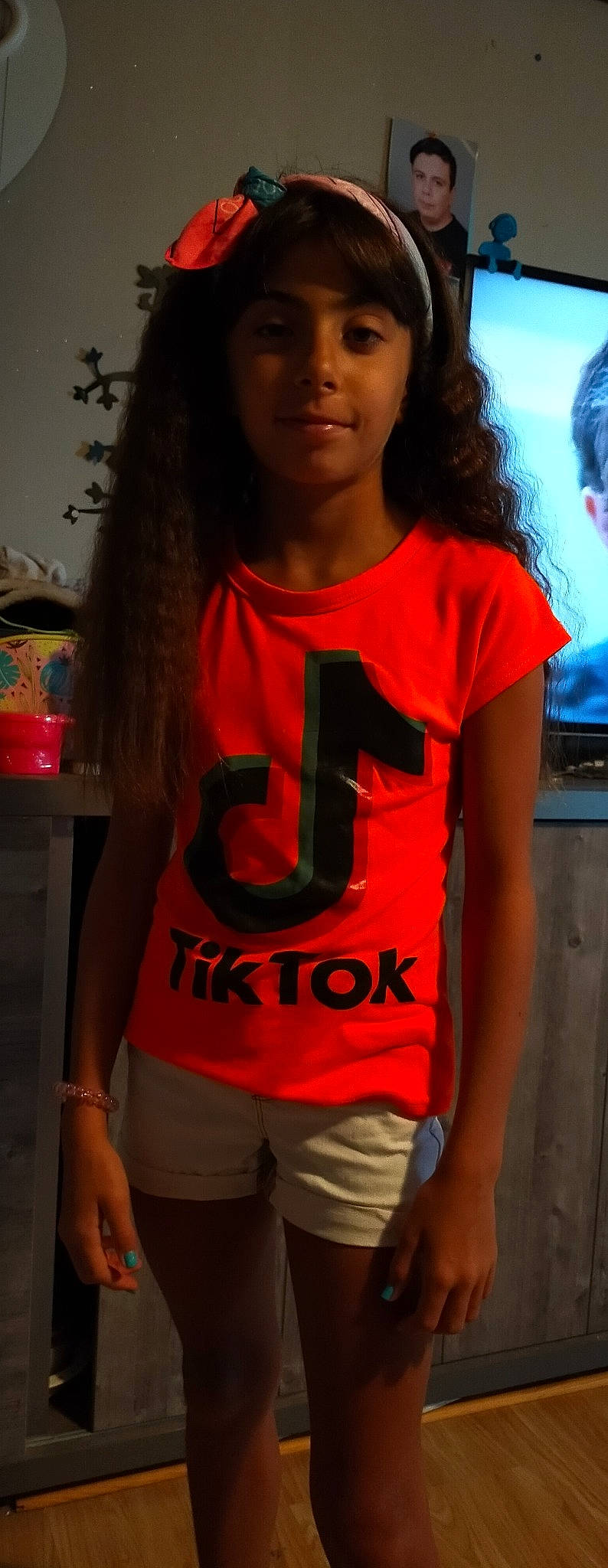 Julie a rejoint le concours — aidez-le/la à gagner de superbes lots ! active_shirt, black_hair, cool, electric_blue, event, fashion, fashion_design, fun, happy, human, magenta, neck, orange, person, shoulder, sleeve, sportswear, street_fashion, t_shirt, top