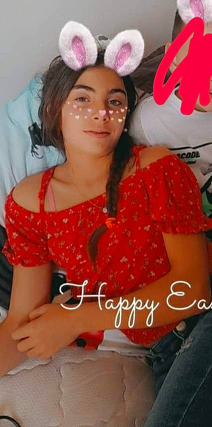 Julie participe au concours pour gagner de l'argent avec cette photo : beauty, facial_expression, fashion, fashion_design, hairstyle, hand, happy, human_body, human_leg, long_hair, muscle, necklace, organ, pattern, person, pink, red, smile, textile, thigh