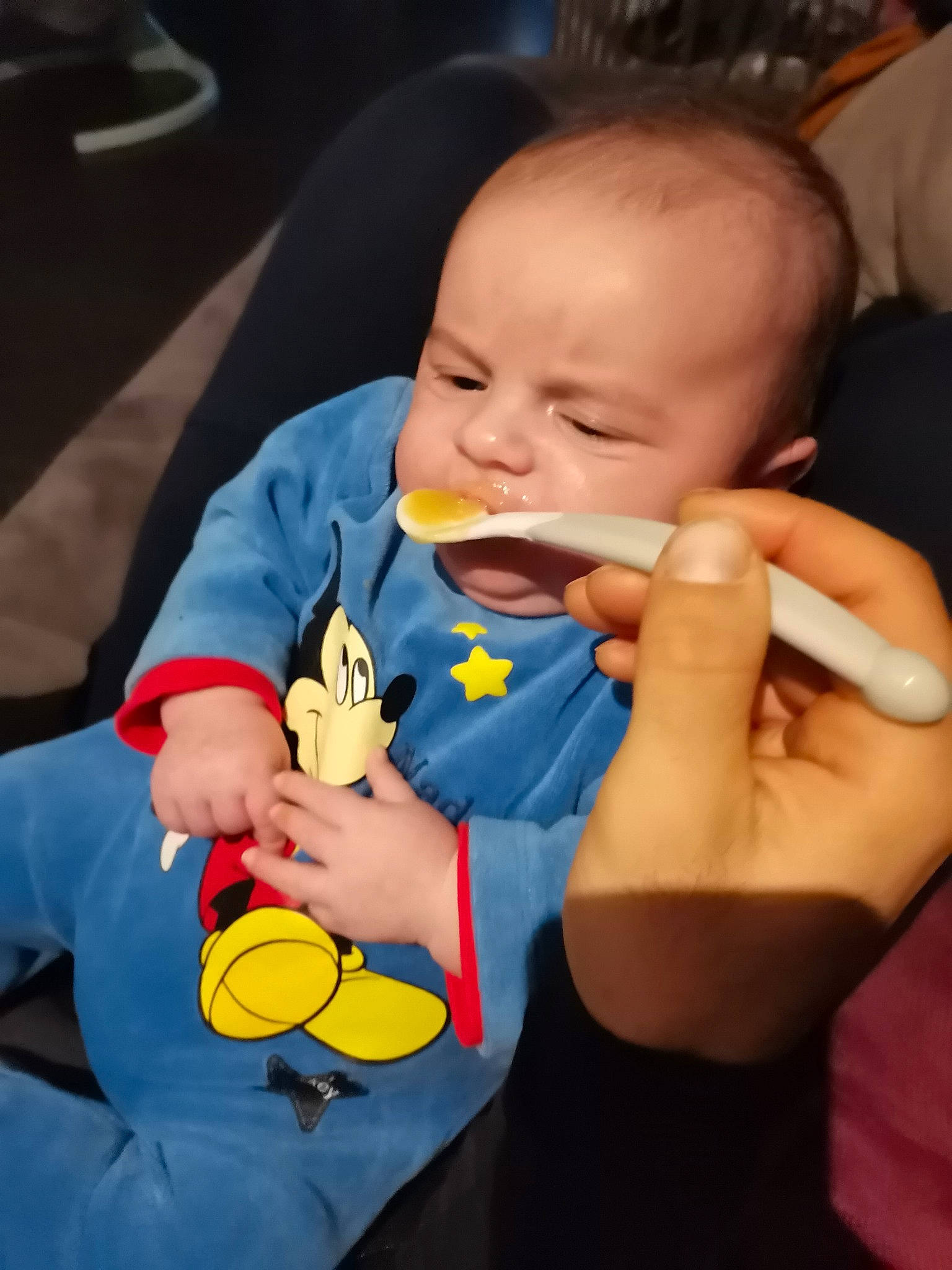 Ilhan a rejoint le concours — aidez-le/la à gagner de superbes lots ! baby, baby_food, baby_products, baby_toddler_clothing, baby_toys, bib, child, comfort, eating, finger, hand, nail, person, stuffed_toy, taste, thumb, toddler