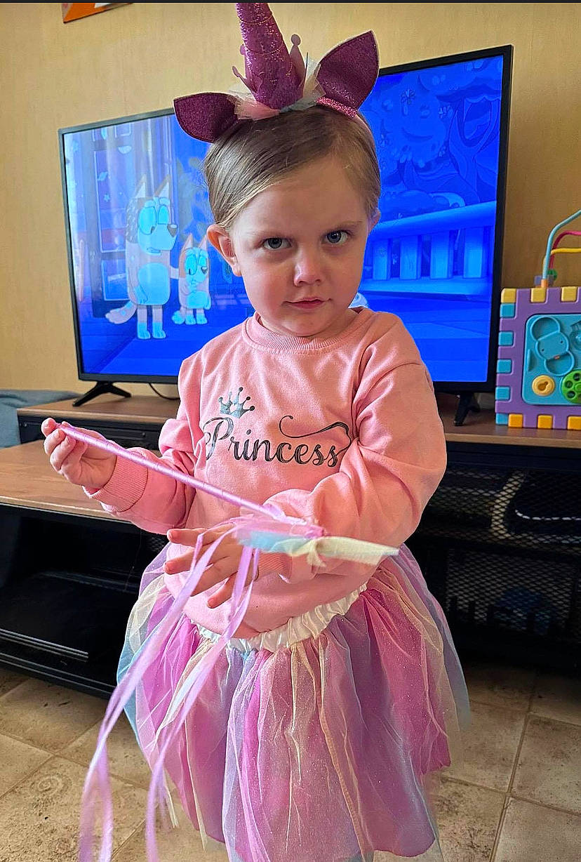 Zoe participe au concours pour gagner de l'argent avec cette photo : baby_toddler_clothing, ballet_tutu, child, costume, entertainment, event, fashion_accessory, fashion_design, fun, happy, magenta, party, person, pink, play, room, ruffle, sitting, snapshot, standing