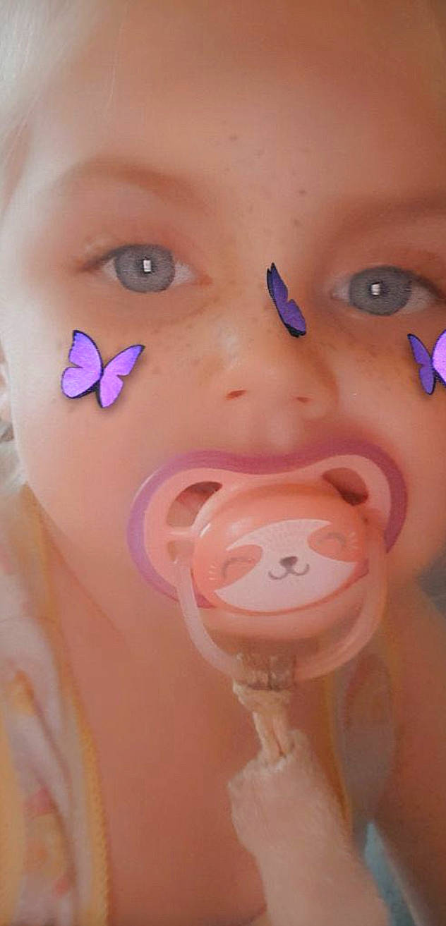 Zoe a rejoint le concours — aidez-le/la à gagner de superbes lots ! butterfly, cheek, chin, ear, eye, eyebrow, eyelash, facial_expression, finger, forehead, gesture, iris, jaw, lip, mouth, neck, nose, person, pink, pollinator