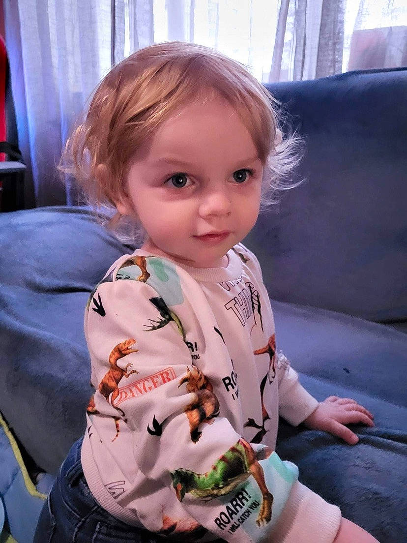 Tyler a rejoint le concours — aidez-le/la à gagner de superbes lots ! bangs, blond, brown_hair, cheek, child, curtain, fun, hairstyle, happy, head, iris, lip, nose, person, sitting, skin, smile, t_shirt, toddler, vacation