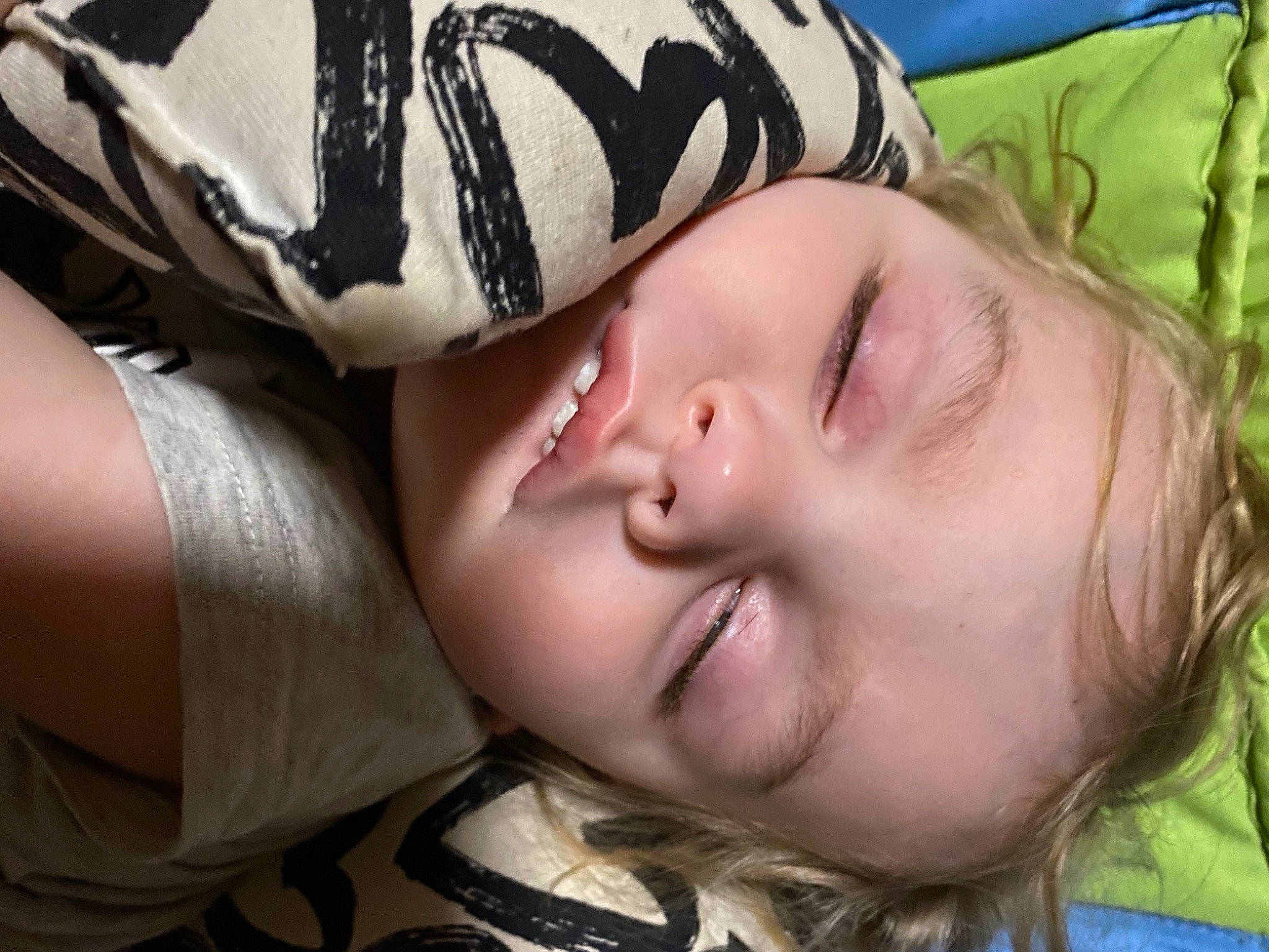 Tyler a rejoint le concours — aidez-le/la à gagner de superbes lots ! beauty, black_hair, child, close_up, comfort, cool, eyelash, eyewear, fashion_accessory, fun, grass, happy, human_leg, lip, mouth, nose, person, skin, smile, thigh