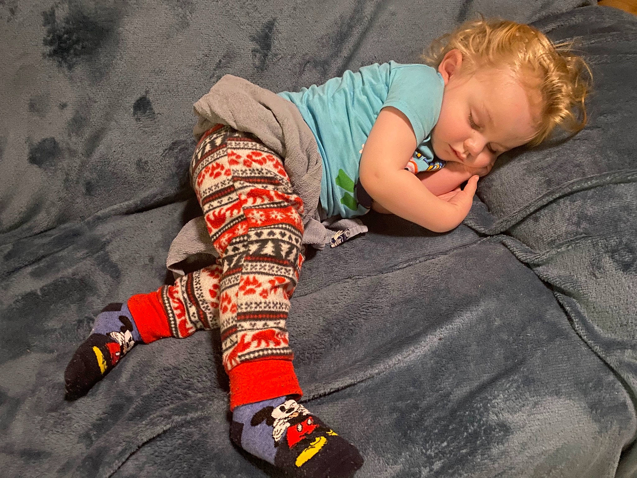 Tyler participe au concours pour gagner de l'argent avec cette photo : baby, baby_toddler_clothing, carmine, comfort, finger, flooring, foot, grass, happy, head, human_leg, knee, leg, orange, pattern, person, sitting, sleeve, sock, thigh