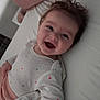 Jade a rejoint le concours — aidez-le/la à gagner de superbes lots ! baby, child, smiling, happy, bed, pillow, blanket, clothing, polka_dots, hair, face, infant, lying_down, cute, indoors, soft, cozy, white_shirt, pink, star_pattern