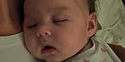Jade participe au concours pour gagner de l'argent avec cette photo : baby, sleeping, child, infant, person, arm, hand, clothing, pajamas, blanket, paw_print, bedroom, rest, closeup, face, peaceful, nap, cute, indoors, soft_light