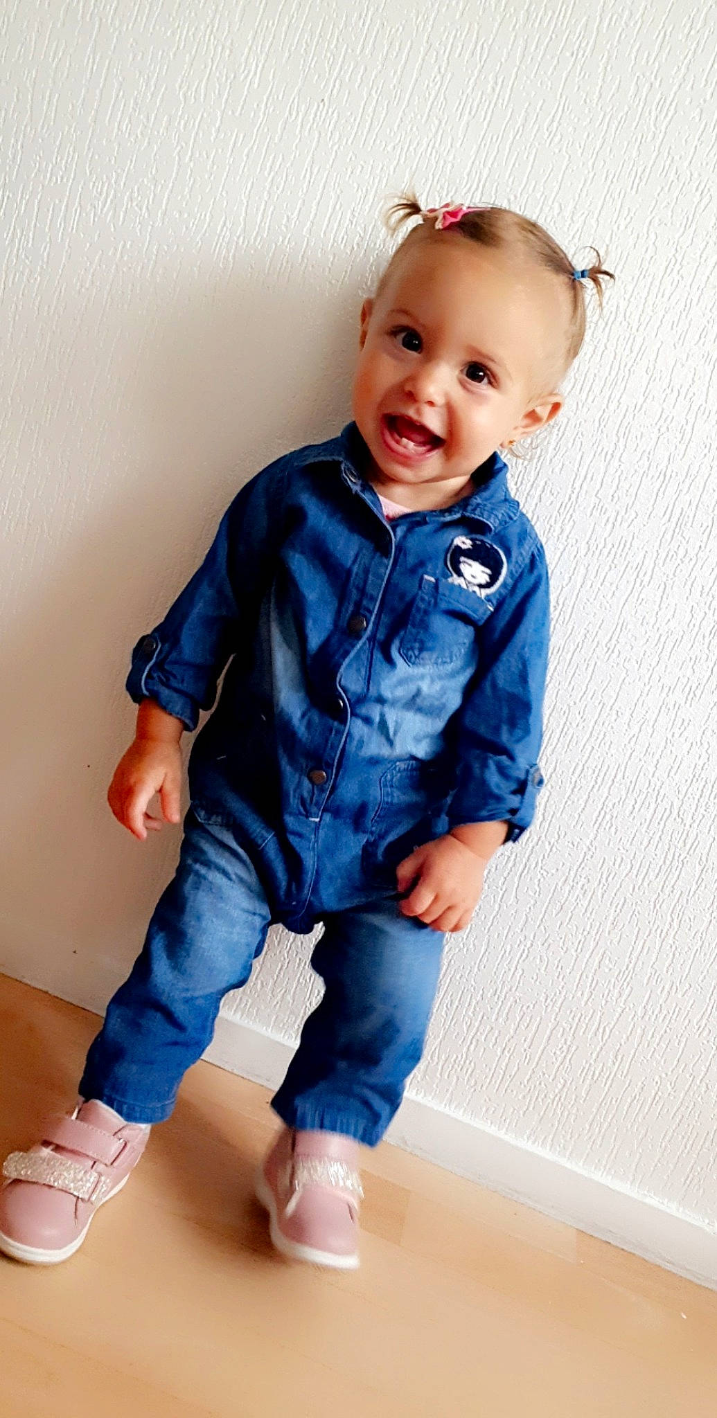 Jëmina a rejoint le concours — aidez-le/la à gagner de superbes lots ! baby, baby_toddler_clothing, child, collar, denim, dress_shirt, electric_blue, hair, happy, human_body, iris, joint, neck, pattern, person, skin, sleeve, smile, t_shirt, toddler