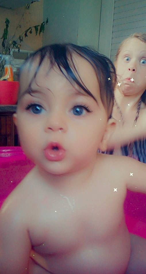 Logan participe au concours pour gagner de l'argent avec cette photo : bathing, beauty, cheek, chest, child, eye, face, forehead, head, iris, lip, mouth, nose, person, skin, smile, surprise, toddler