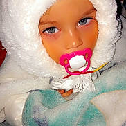 Logan a rejoint le concours — aidez-le/la à gagner de superbes lots ! art, beard, cap, cheek, christmas, doll, event, eye, eyelash, face, facial_hair, hair, headgear, human_body, lip, nose, pink, skin, toy, wig