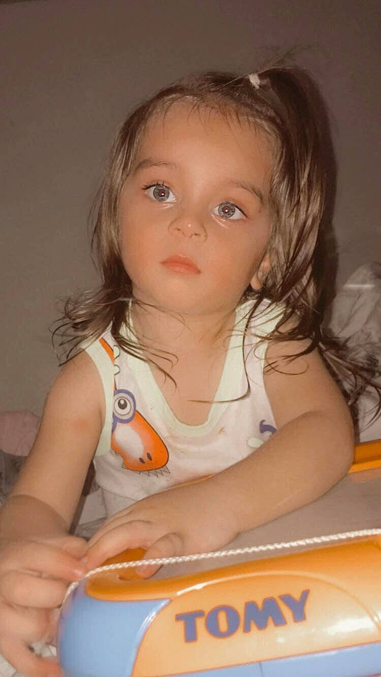 Logan participe au concours pour gagner de l'argent avec cette photo : baby_toddler_clothing, blond, brown_hair, chair, cheek, child, chin, drinkware, eyelash, food_craving, fun, hair, happy, iris, lip, mouth, nose, person, sitting, skin