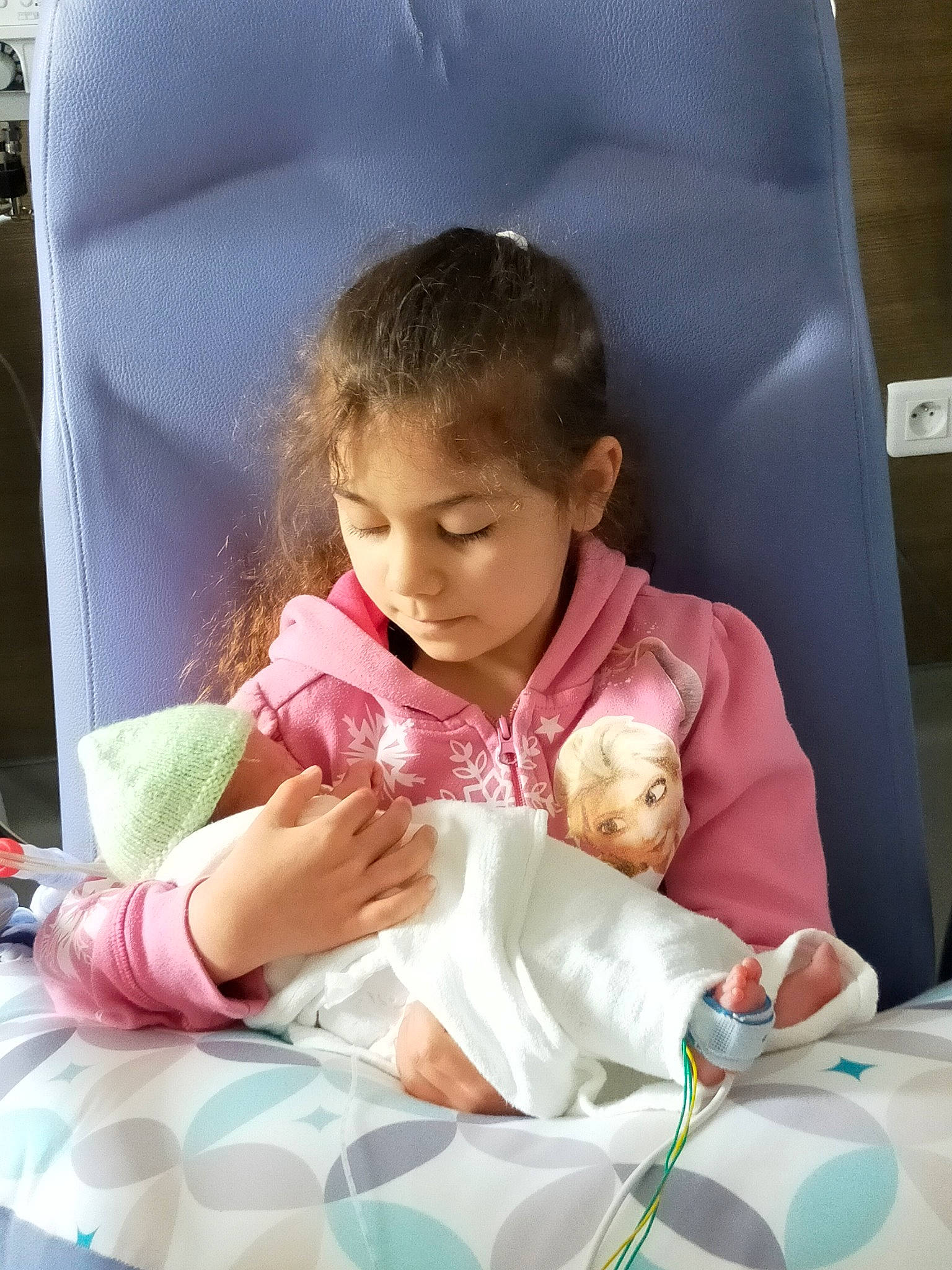 Sidney participe au concours pour gagner de l'argent avec cette photo : arm, baby, baby_in_car_seat, baby_products, baby_toddler_clothing, chair, child, comfort, finger, fun, hand, happy, lap, person, pink, product, sitting, skin, tableware, toddler