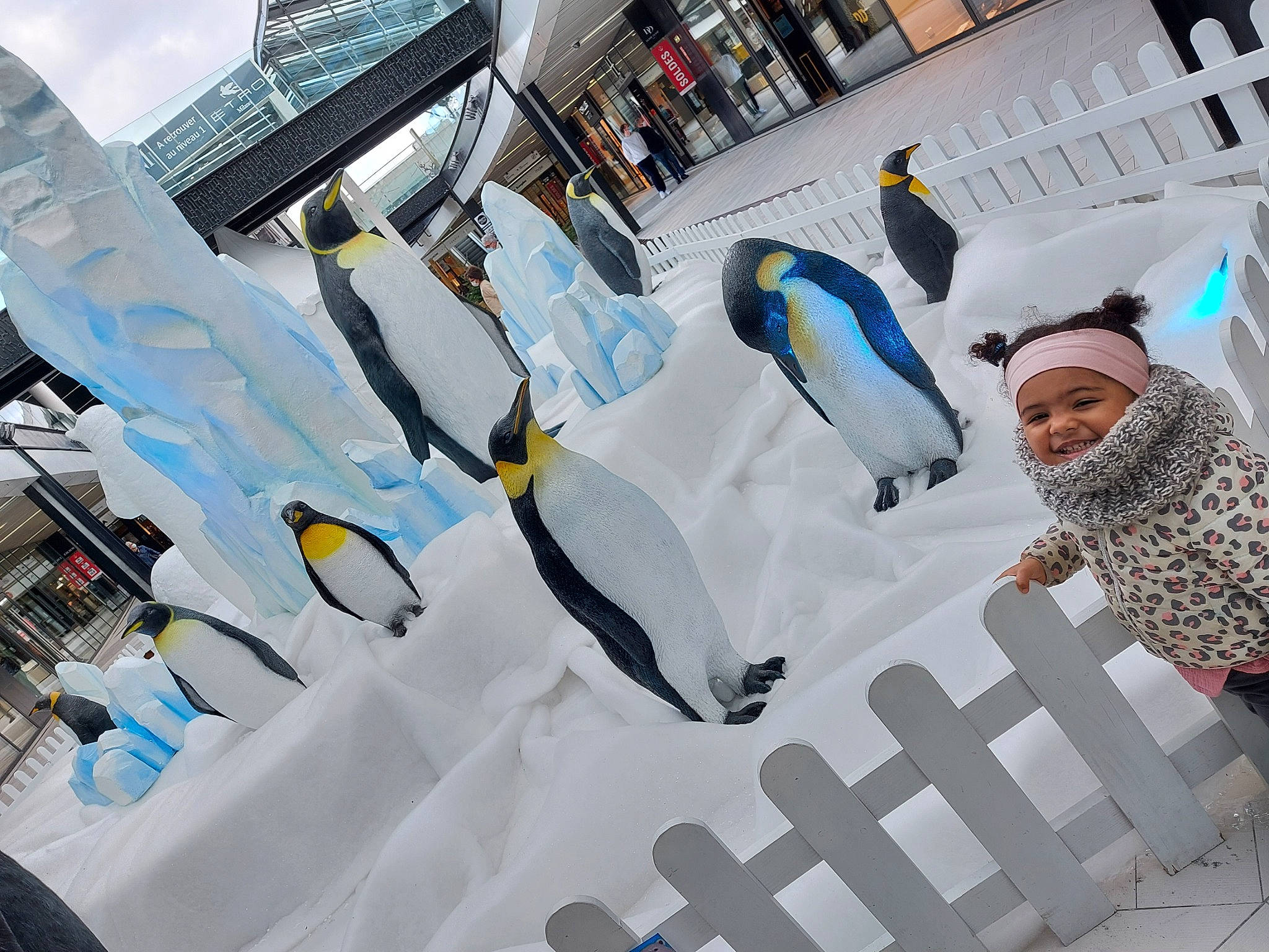 Mélia a rejoint le concours — aidez-le/la à gagner de superbes lots ! aerospace_engineering, air_travel, aircraft, airline, airliner, automotive_design, aviation, cap, city, eyewear, fighter_aircraft, general_aviation, headwear, joy, leisure, naval_architecture, person, toddler, tourism, travel