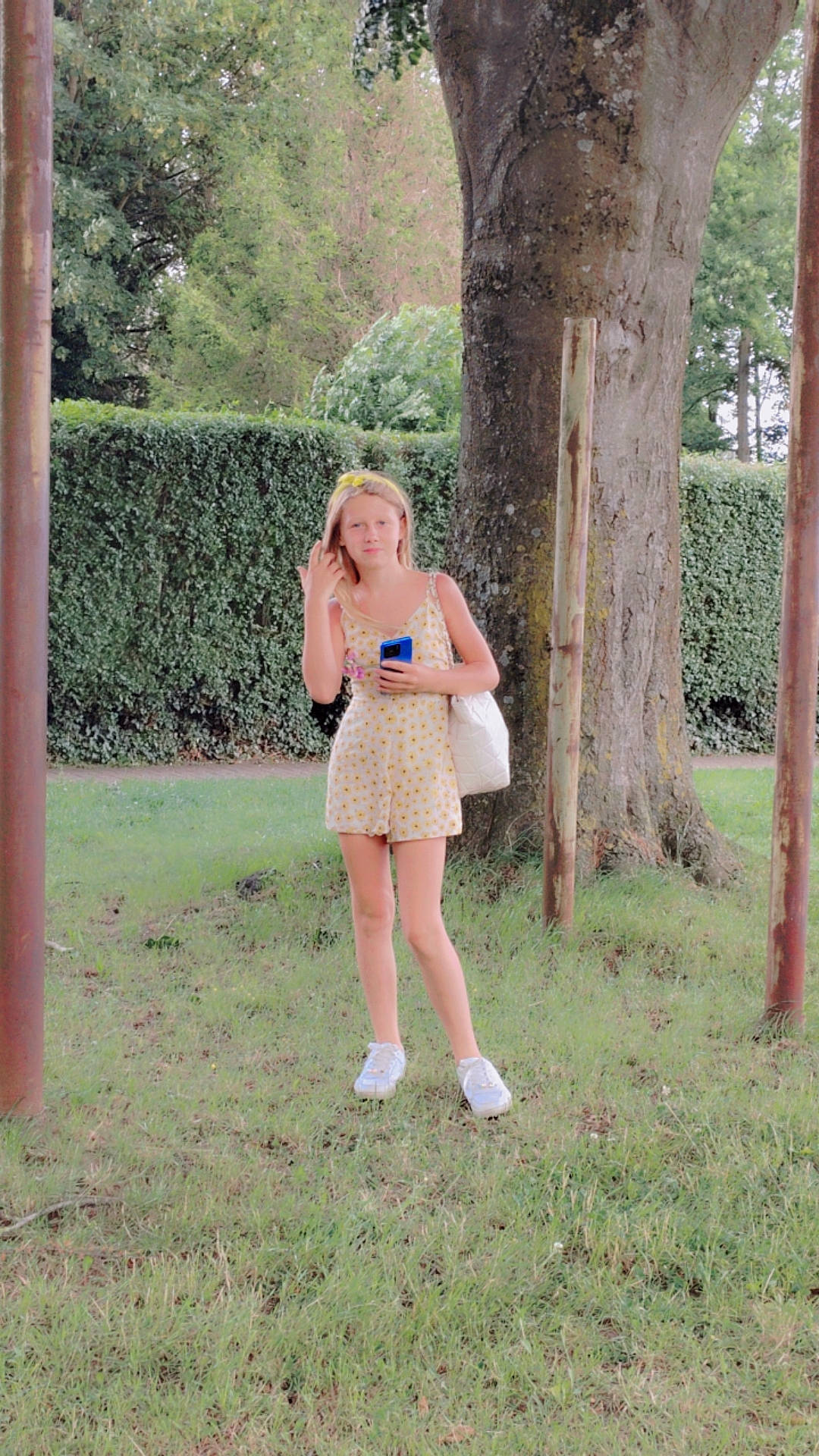 Laora a rejoint le concours — aidez-le/la à gagner de superbes lots ! bag, denim, fawn, fun, grass, handbag, happy, human_leg, knee, lawn, leisure, long_hair, luggage_and_bags, people_in_nature, person, plant, shorts, thigh, tree, trunk