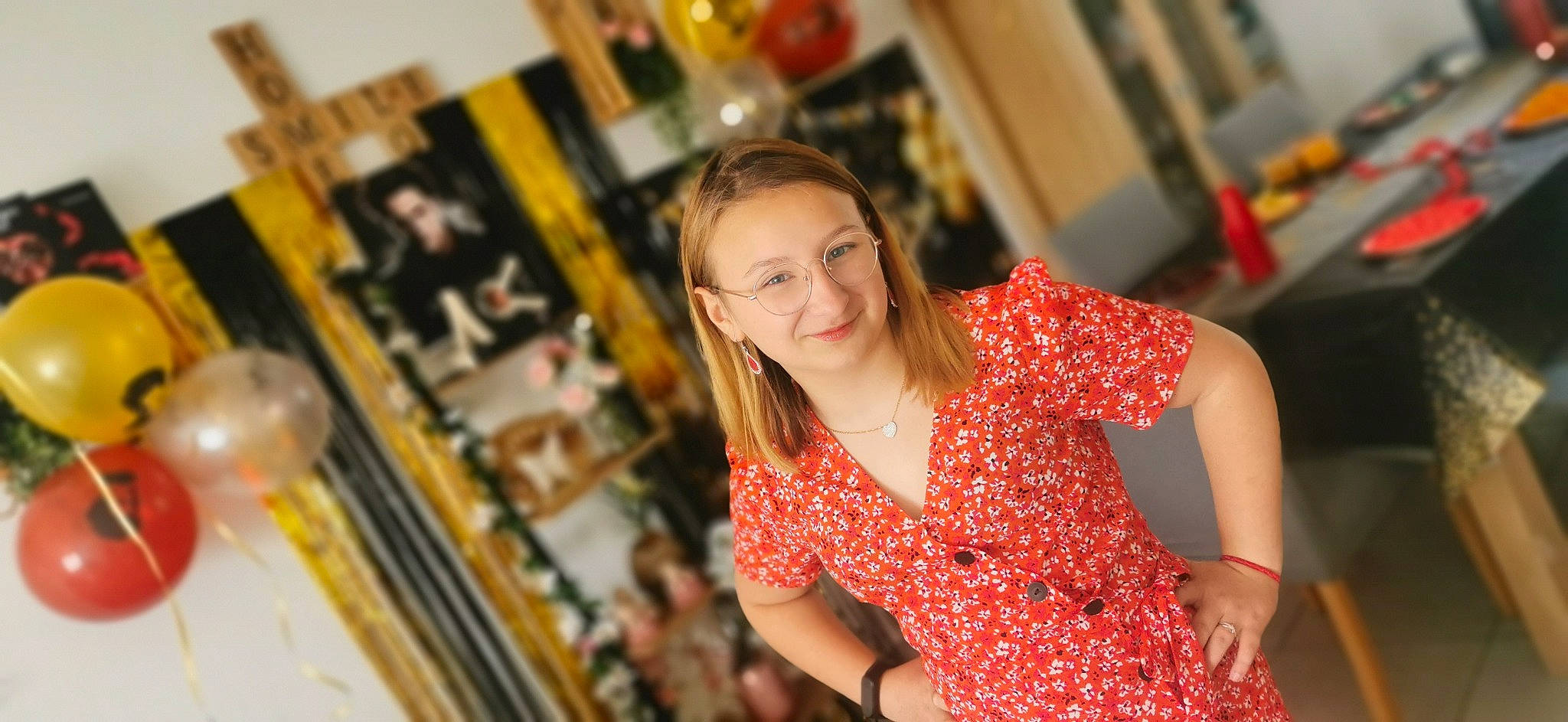 Célia participe au concours pour gagner de l'argent avec cette photo : customer, event, fashion_design, fun, happy, human_leg, jewellery, joy, leisure, necklace, pattern, peach, person, portrait_photography, retail, room, shopping, sleeve, smile, t_shirt