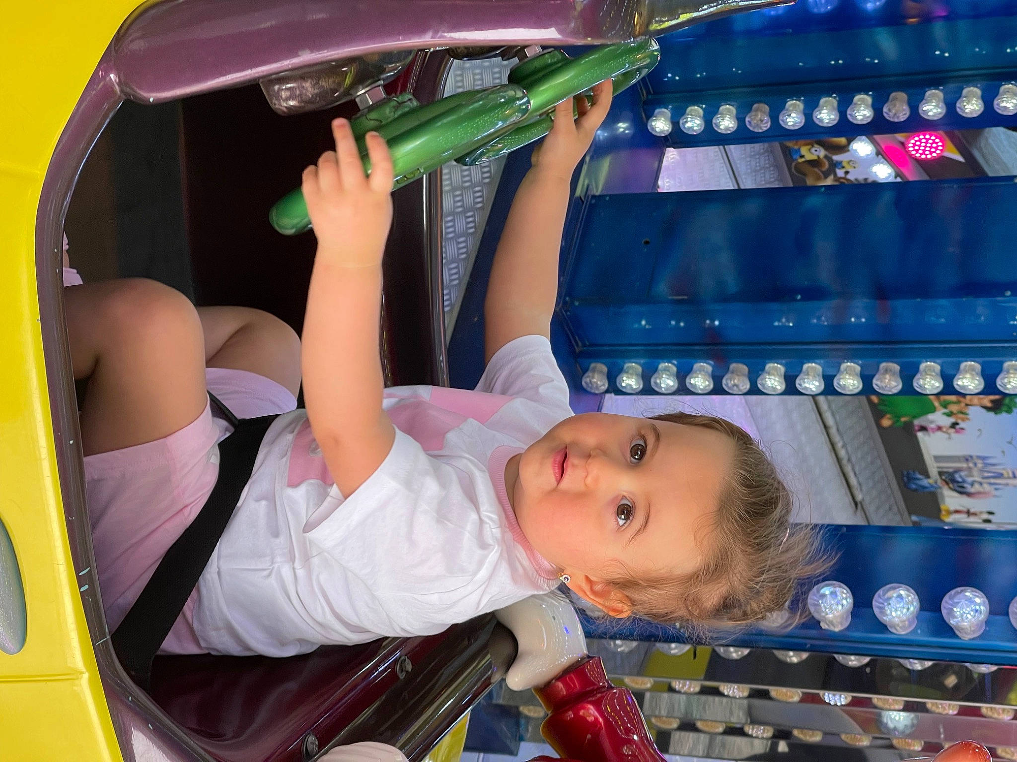 Ela a rejoint le concours — aidez-le/la à gagner de superbes lots ! auto_part, automotive_design, automotive_exterior, automotive_lighting, baby_toddler_clothing, bumper, child, drink, family_car, fun, leisure, machine, motor_vehicle, person, product, toddler, travel, vehicle, vehicle_door, wheel